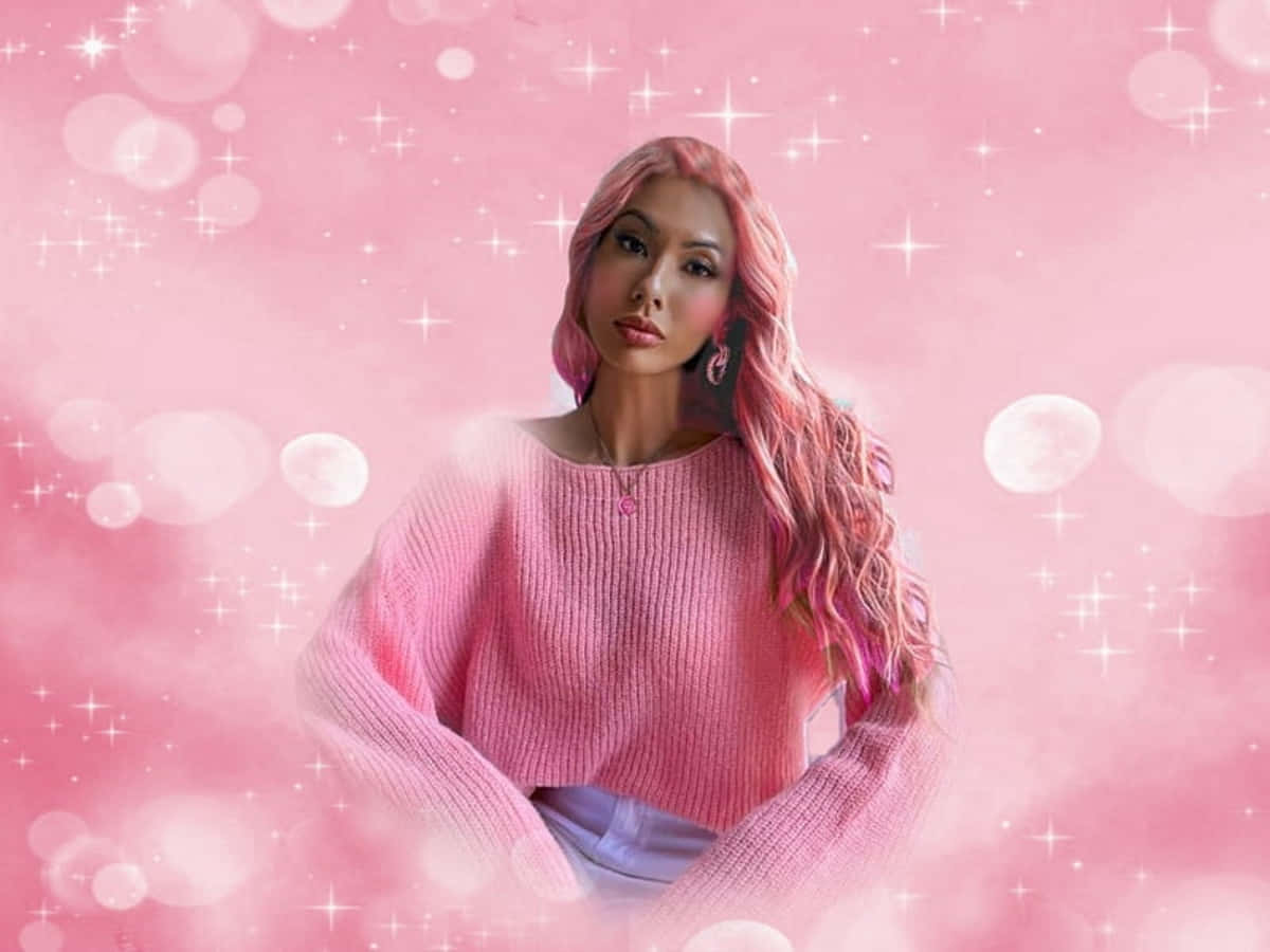 Pink Sweater 桌布 壁紙 — 一位粉紅色頭髮、穿著毛衣的女性站在夢幻般的粉紅色背景前，背景充滿閃爍的星星和柔和散景光。