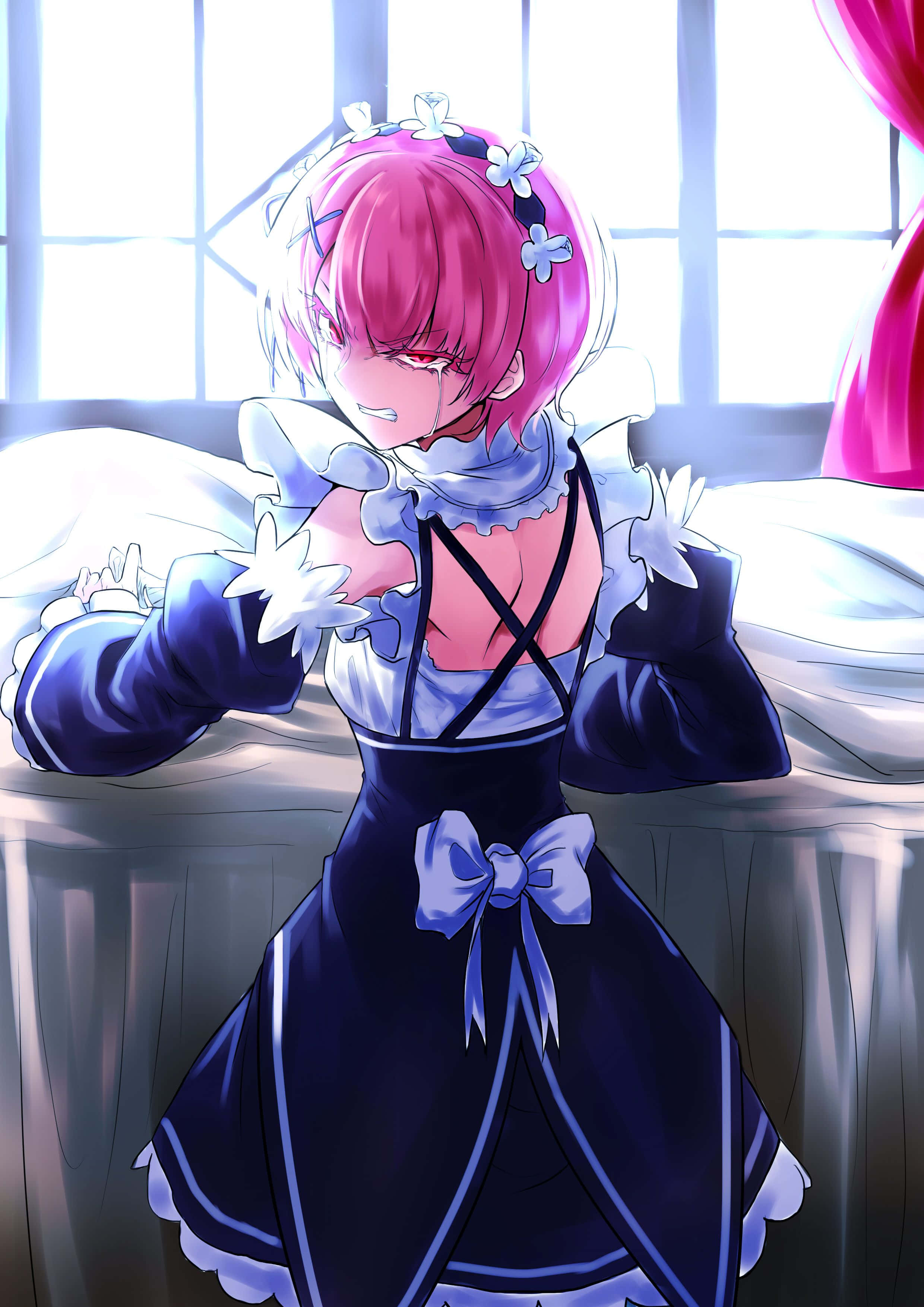 Re Zero Ram 桌布 壁紙 — 一位粉紅色頭髮、穿著藍色女僕裝的動漫女孩站在明亮的窗邊，露出頑皮的微笑。