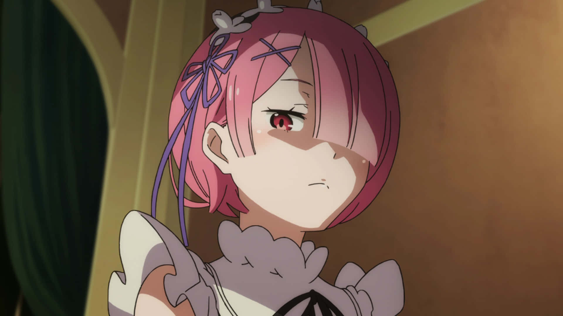 Re Zero Ram 桌布 壁紙 — 一位粉紅色頭髮、紅色眼睛、戴著紫色蝴蝶結的動漫女孩，在溫暖的室內燈光下低頭露出嘟嘴的表情。