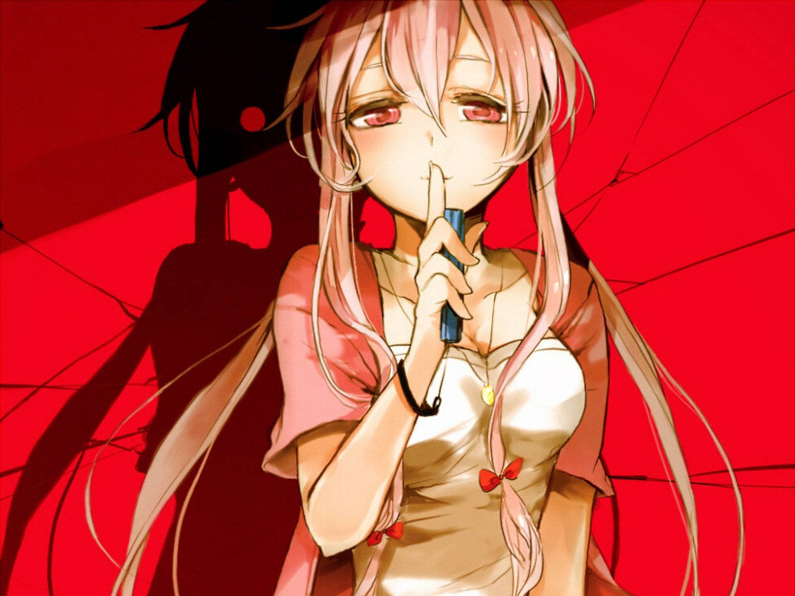 Yuno 桌布 壁紙 — 一位粉紅色頭髮、紅色眼睛的動漫女孩，在鮮紅色背景前將藍色筆放在唇邊，身後有一個陰影人物。