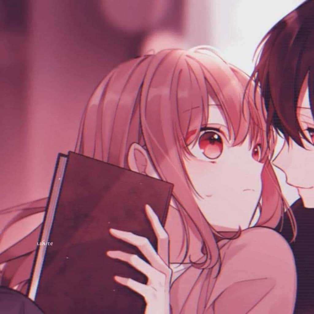 動漫女孩 桌布 壁紙 — 一位粉紅色頭髮、紅色眼睛的動漫女孩拿著一本書，而一個黑髮男孩在柔和的粉紅色光芒中靠近。