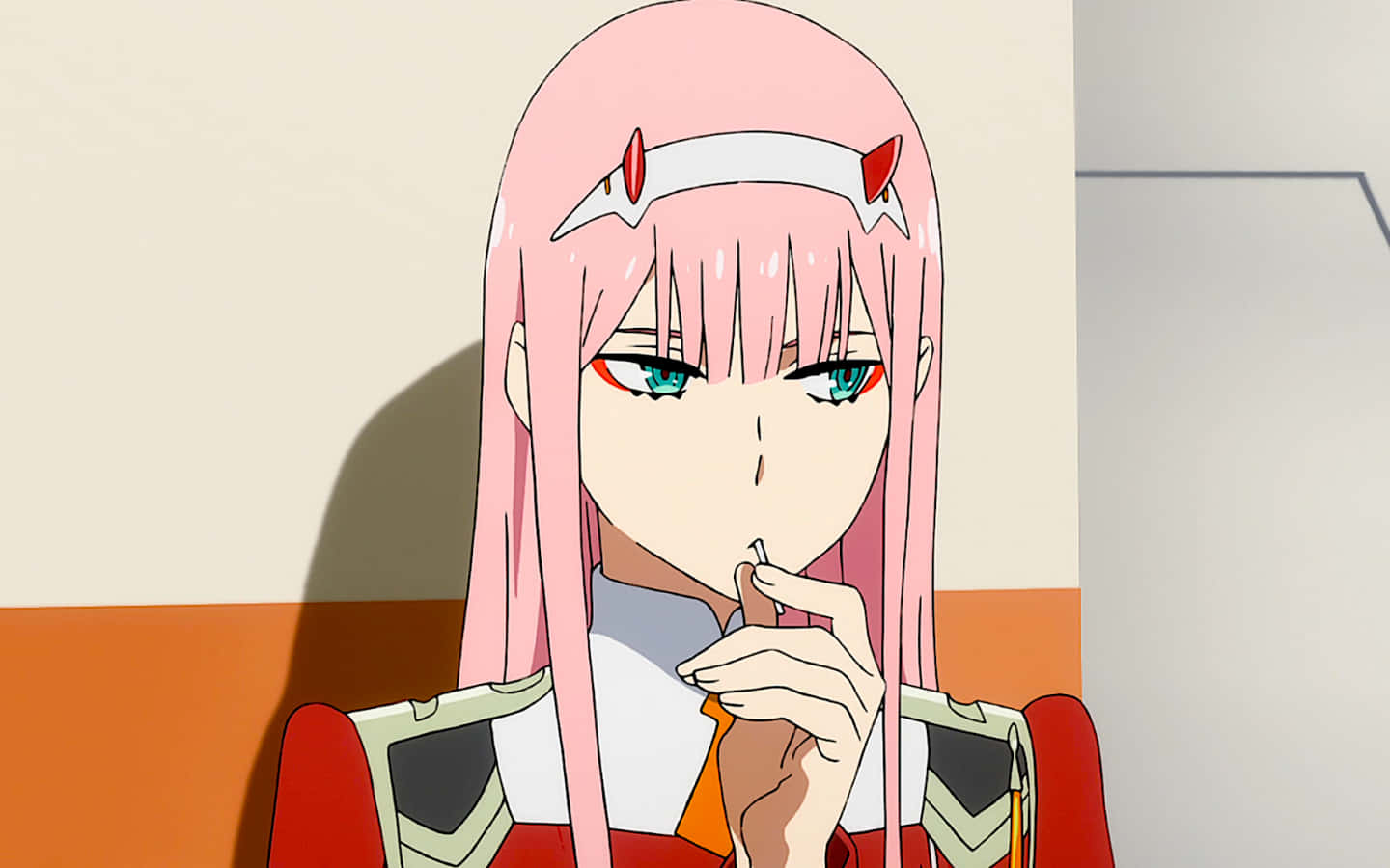 DARLING in the FRANXX 桌布 壁紙 — 一位粉紅色頭髮、紅色角、藍綠色眼睛的動漫女孩在昏暗的房間裡拿著一支煙。