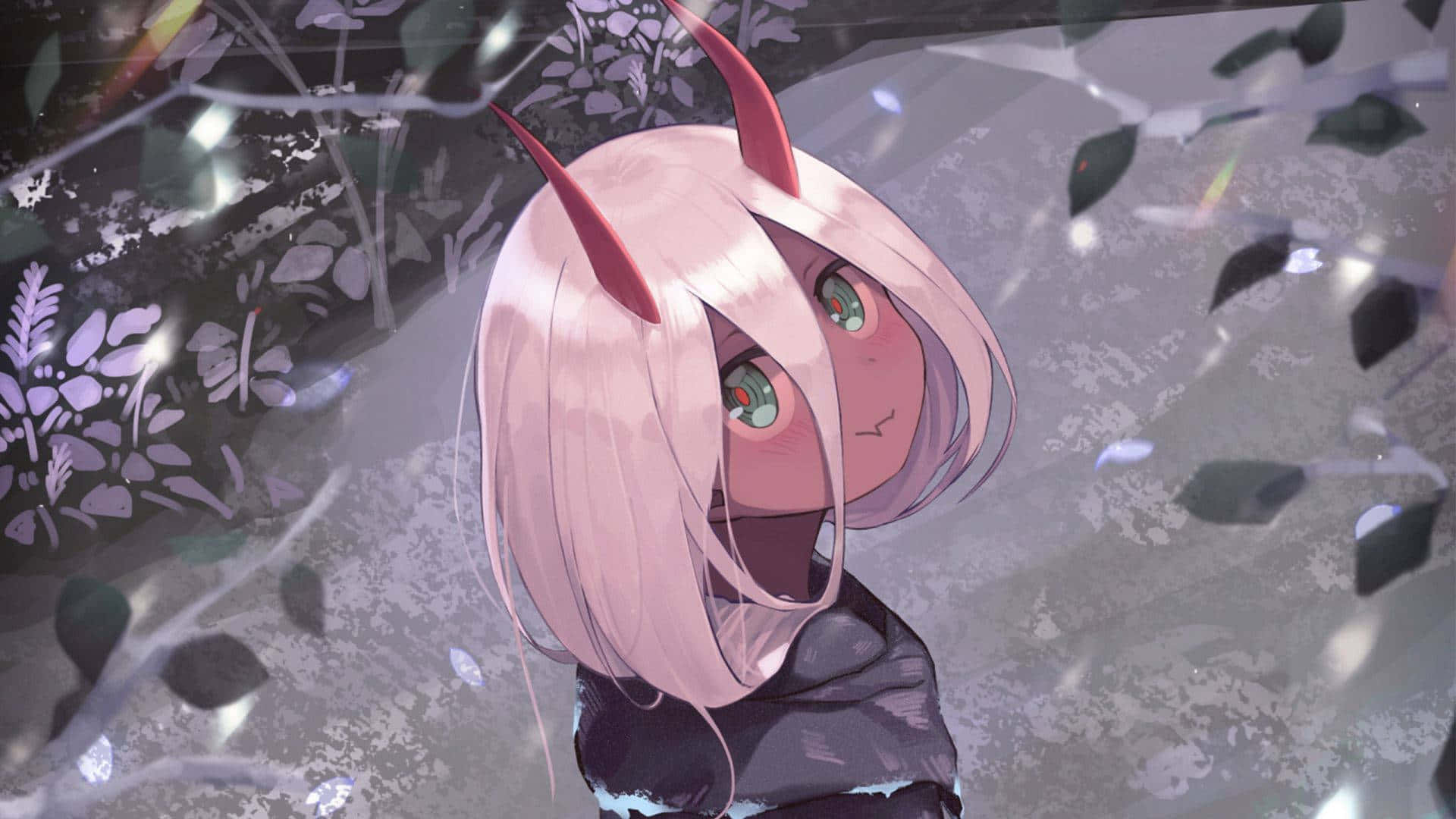 Mystical Forest 桌布 壁紙 — 一位粉紅色頭髮、紅色角的動漫女孩透過落葉和柔和光線向上望。