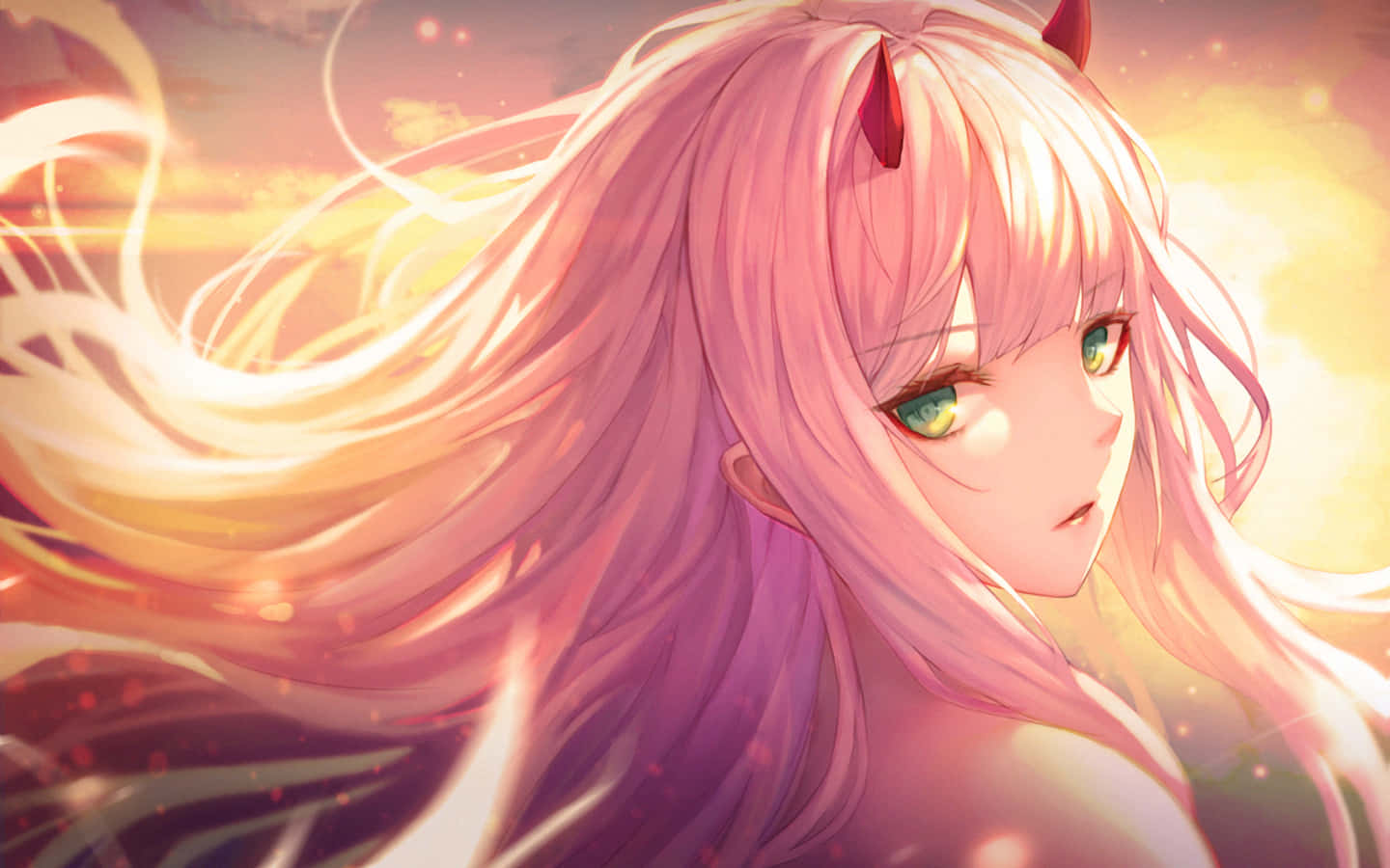 DARLING in the FRANXX 桌布 壁紙 — 一位粉紅色頭髮、紅色角的動漫女孩，在閃爍的日落天空下，柔柔地凝視著，頭髮飄逸。