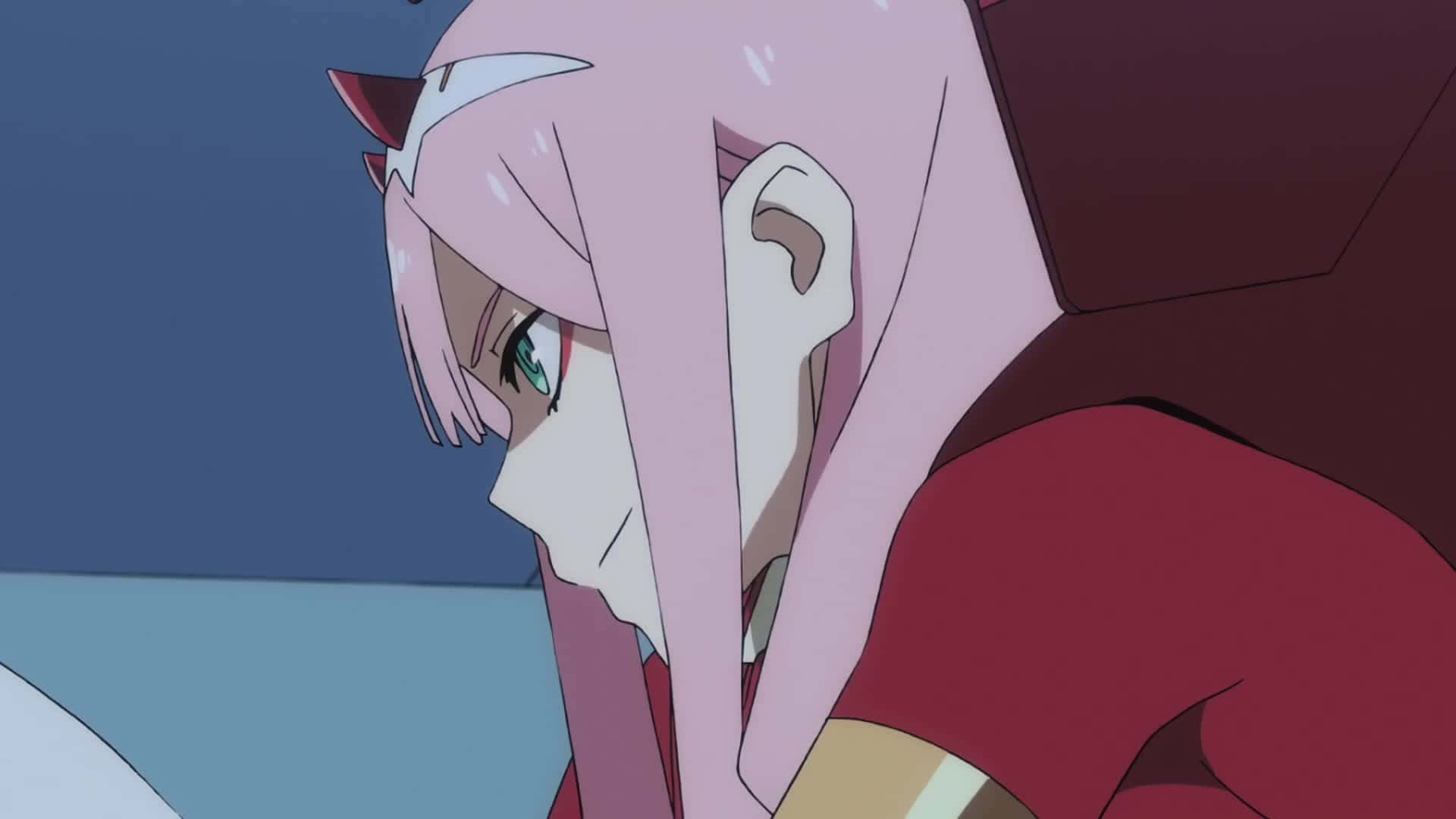 Darling In The Franxx Phone 桌布 壁紙 — 一位粉紅色頭髮、紅色角的動漫女孩，在藍色和紅色背景下悲傷地低頭看著。