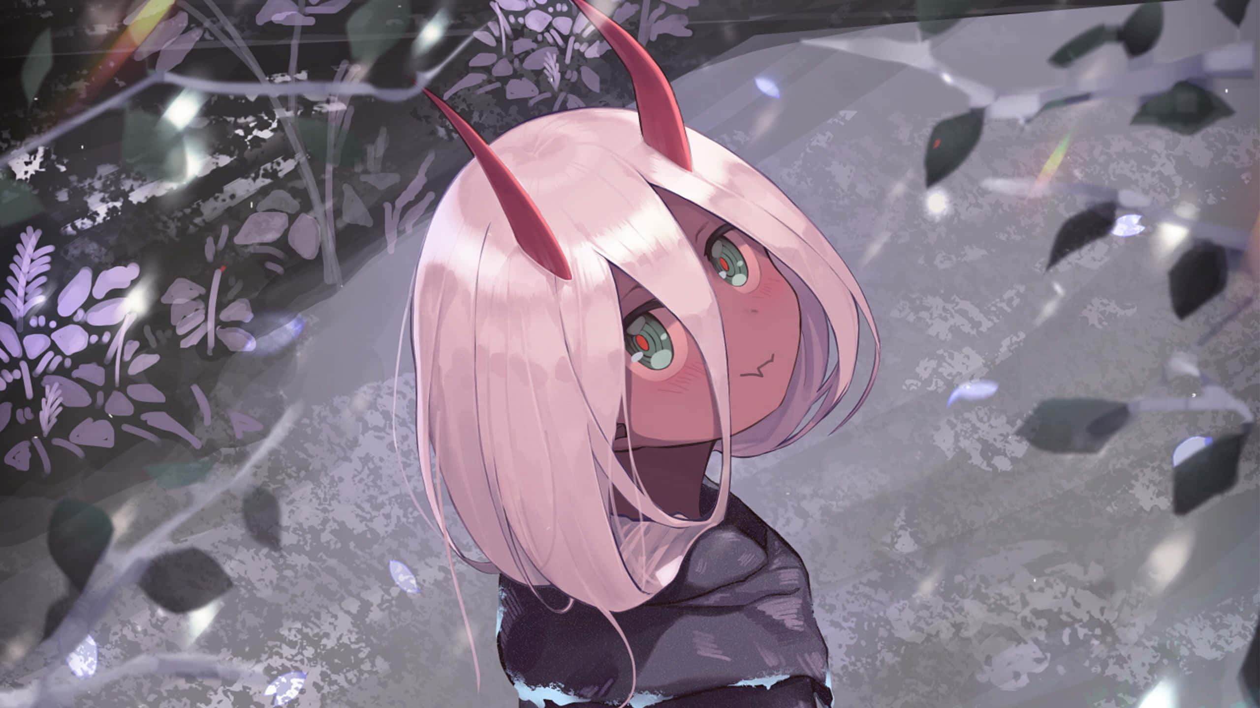 DARLING in the FRANXX 桌布 壁紙 — 一位粉紅色頭髮、紅色角的動畫女孩，透過落葉和發光的光芒仰望夢幻森林場景。