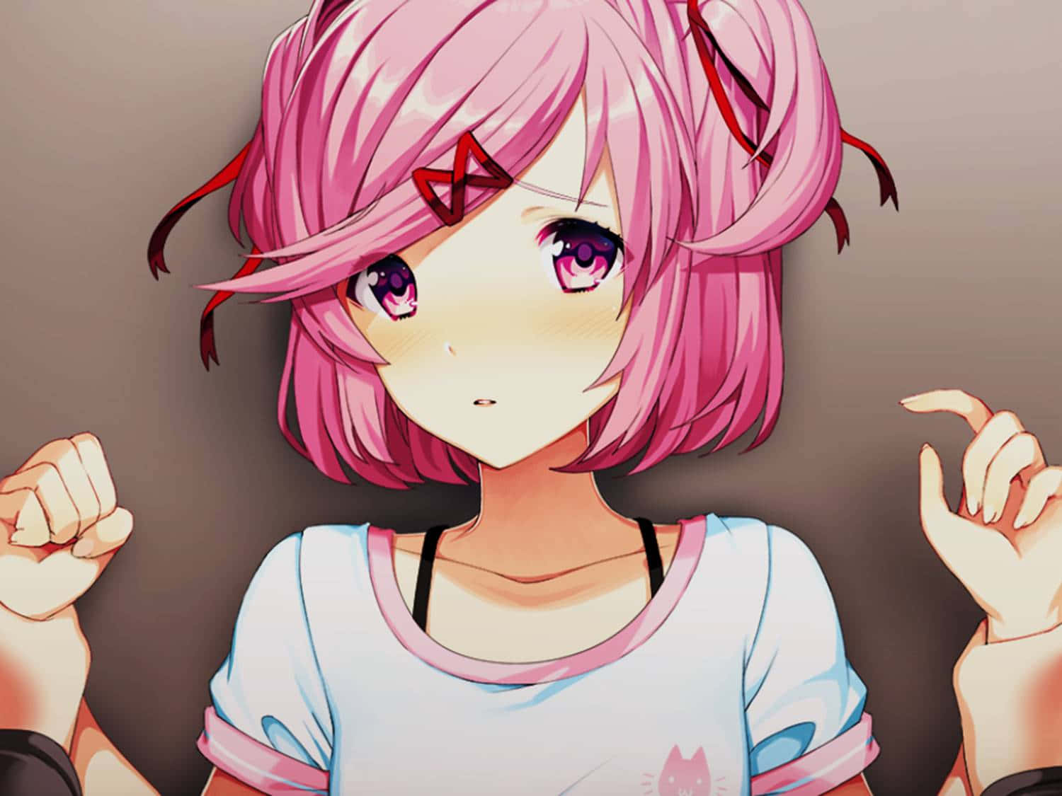Doki Doki 桌布 壁紙 — 一位粉紅色頭髮、紫色眼睛、戴著紅色蝴蝶結的動漫女孩，雙手舉起，以俏皮的姿勢低頭看。