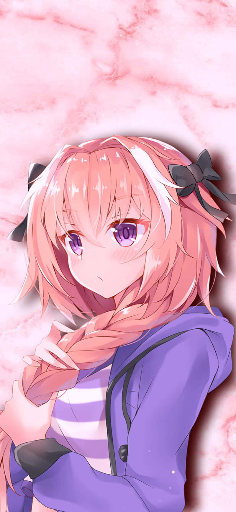 Pink Aesthetic Anime Phone 桌布 壁紙 — 一位粉紅色頭髮、紫色眼睛、戴著黑色蝴蝶結的動漫女孩，在柔和的粉紅色大理石背景上輕輕地握著她的辮子。
