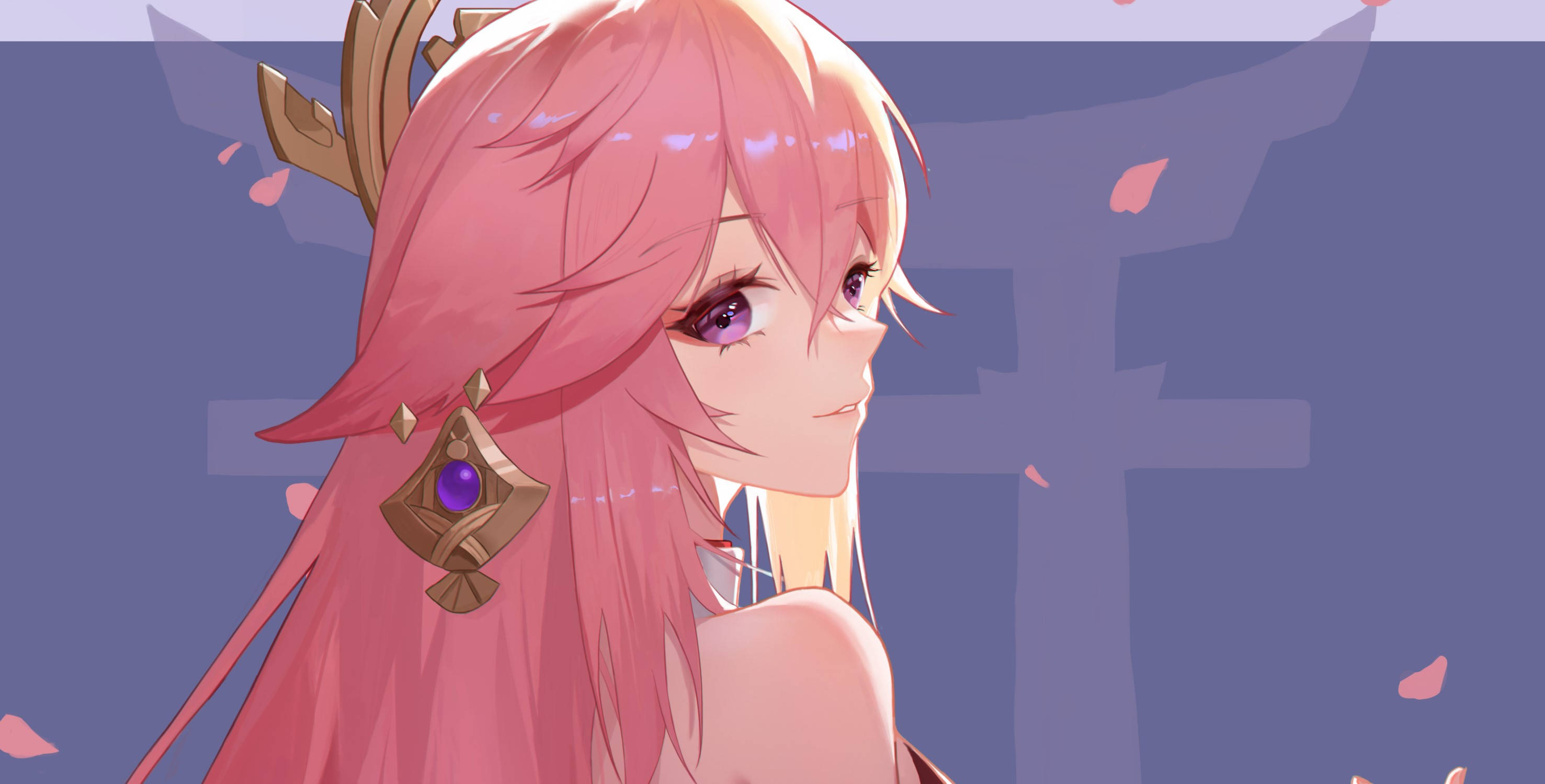 Miko 桌布 壁紙 — 一位粉紅色頭髮、紫色眼睛的動漫女孩，戴著華麗的耳飾，在紫色背景和飄落的櫻花中溫柔微笑。