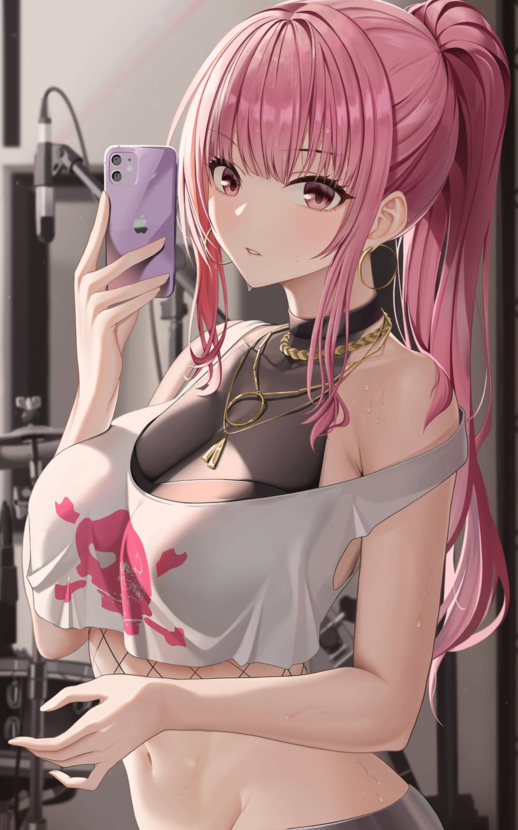 Ecchi 桌布 壁紙 — 一位粉紅色頭髮、紮馬尾的動漫女孩在工作室裡拿著紫色手機自拍。