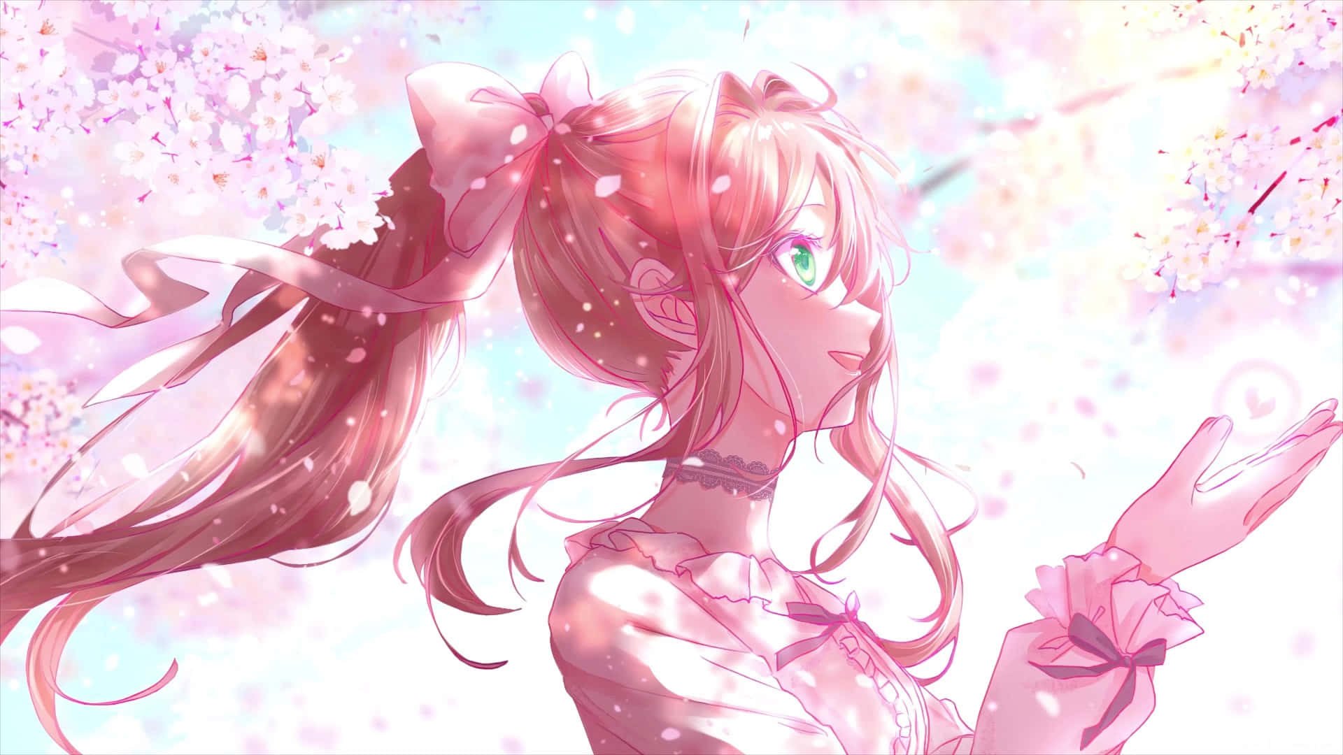 Ddlc 桌布 壁紙 — 一位粉紅色頭髮、綠色眼睛的動漫女孩在柔和的粉彩色調櫻花雨中溫柔微笑。