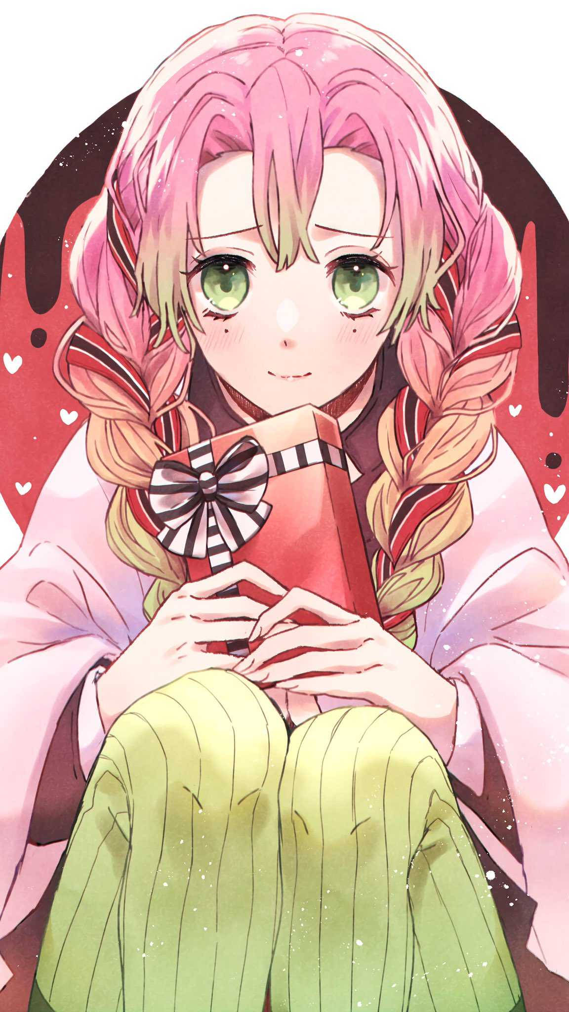 Mitsuri 桌布 壁紙 — 一位粉紅色頭髮、綠色眼睛的動漫女孩，在紅色和白色的愛心背景前，拿著一個帶有條紋蝴蝶結的紅色禮物盒。