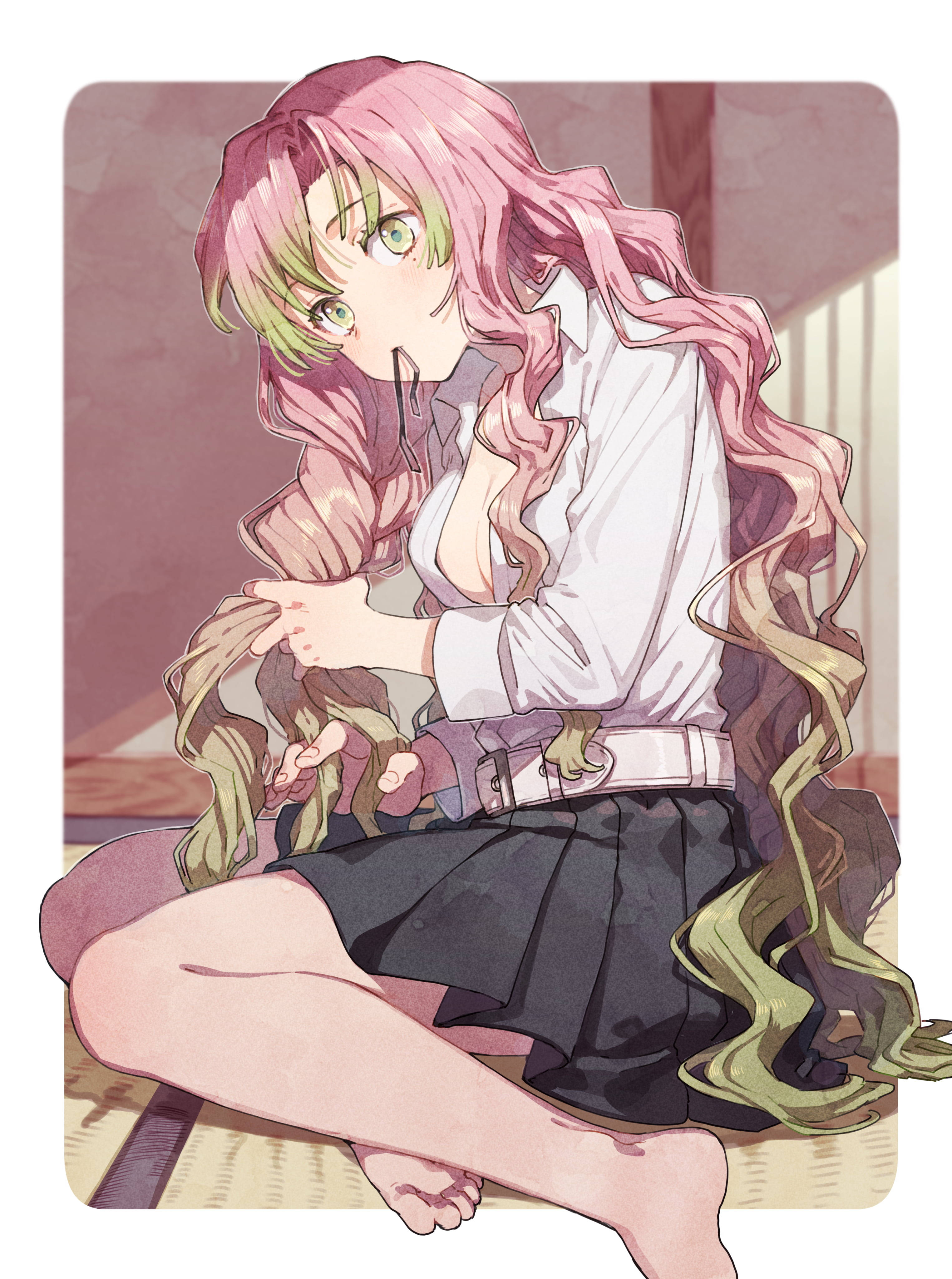 Mitsuri 桌布 壁紙 — 一位粉紅色頭髮、綠色眼睛的動漫女孩赤腳坐在榻榻米上，手裡握著長髮，擺出放鬆的室內姿勢。