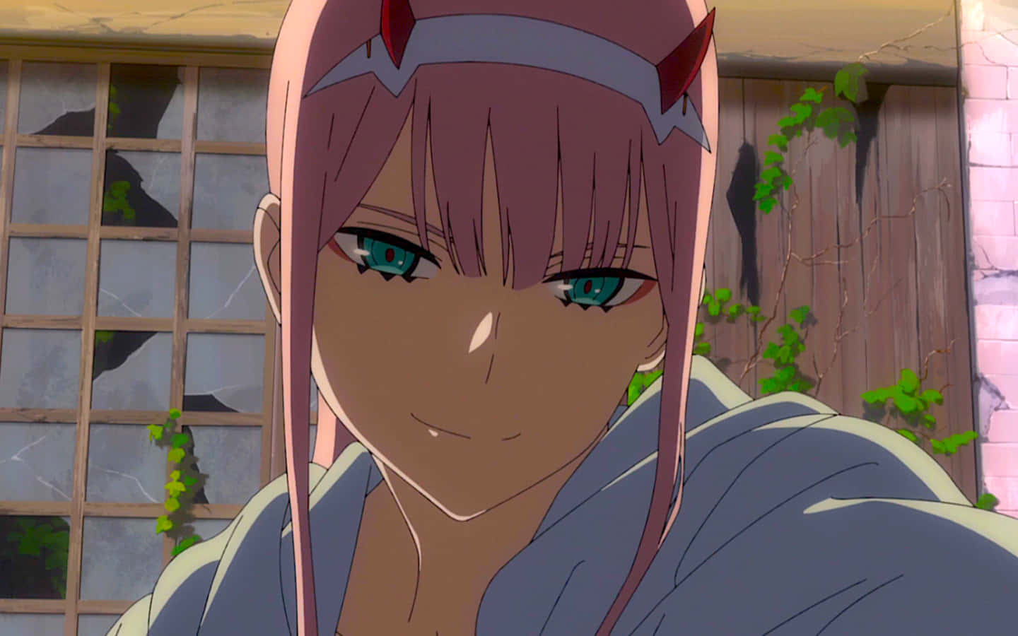 DARLING in the FRANXX 桌布 壁紙 — 一位粉紅色頭髮、藍色眼睛、長著惡魔角的動漫女孩，在長滿常春藤的木屋前溫柔地微笑。