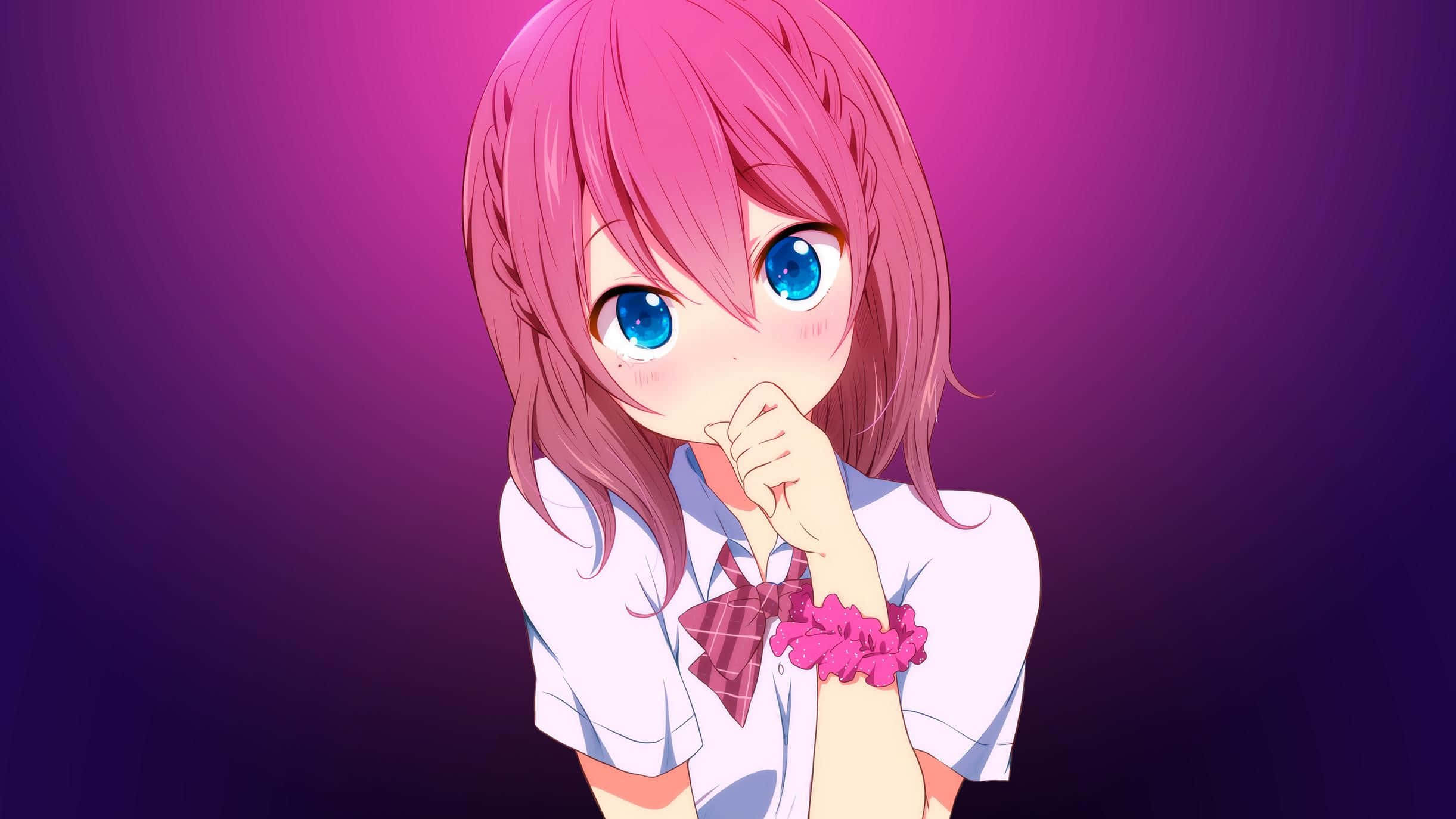 Cute Girly Girl 桌布 壁紙 — 一位粉紅色頭髮、藍色眼睛的動漫女孩，在紫色漸變背景前用手輕輕遮住嘴巴。