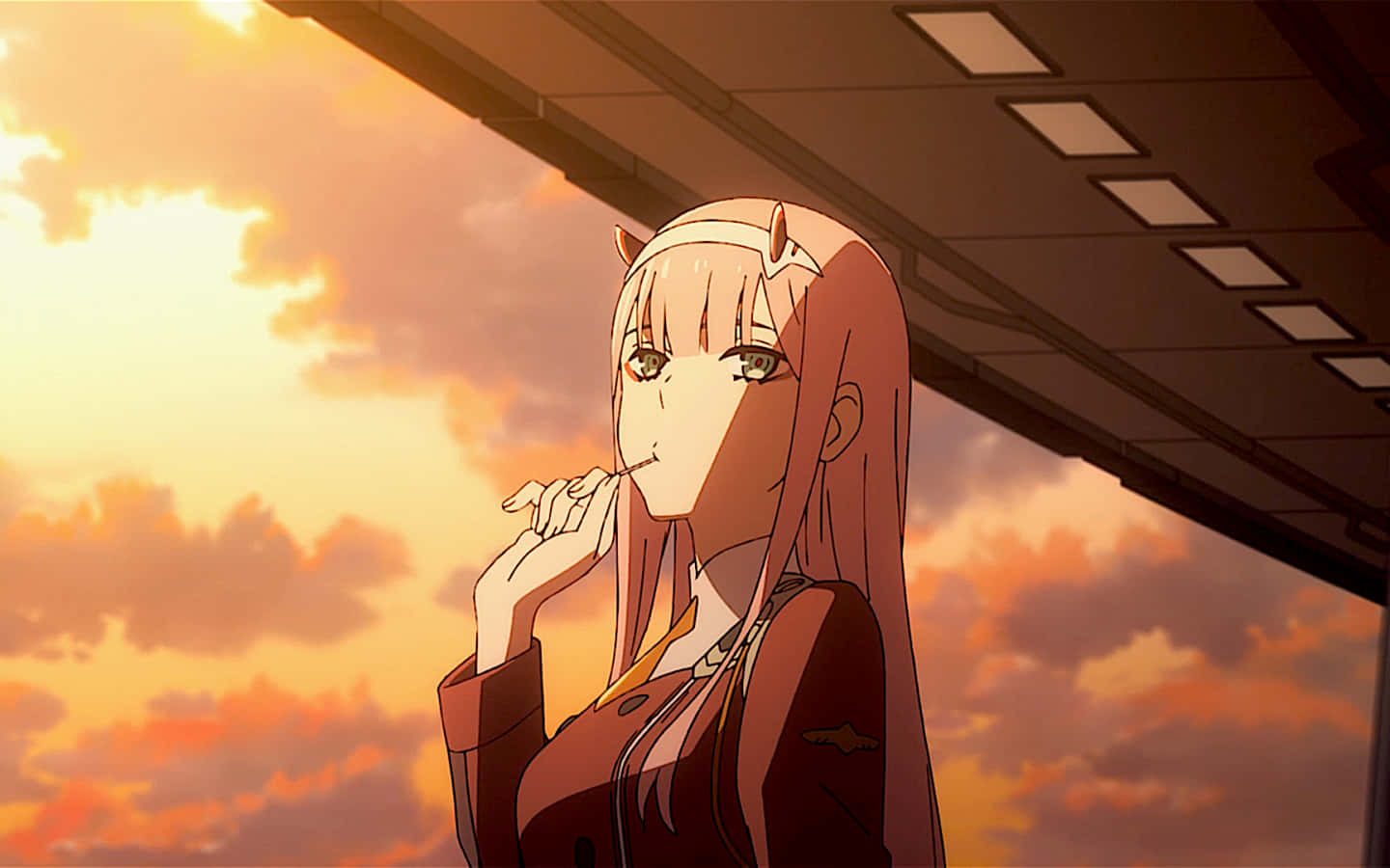 DARLING in the FRANXX 桌布 壁紙 — 一位粉紅色頭髮、貓耳朵的動漫女孩站在結構下，背景是充滿活力的日落天空。