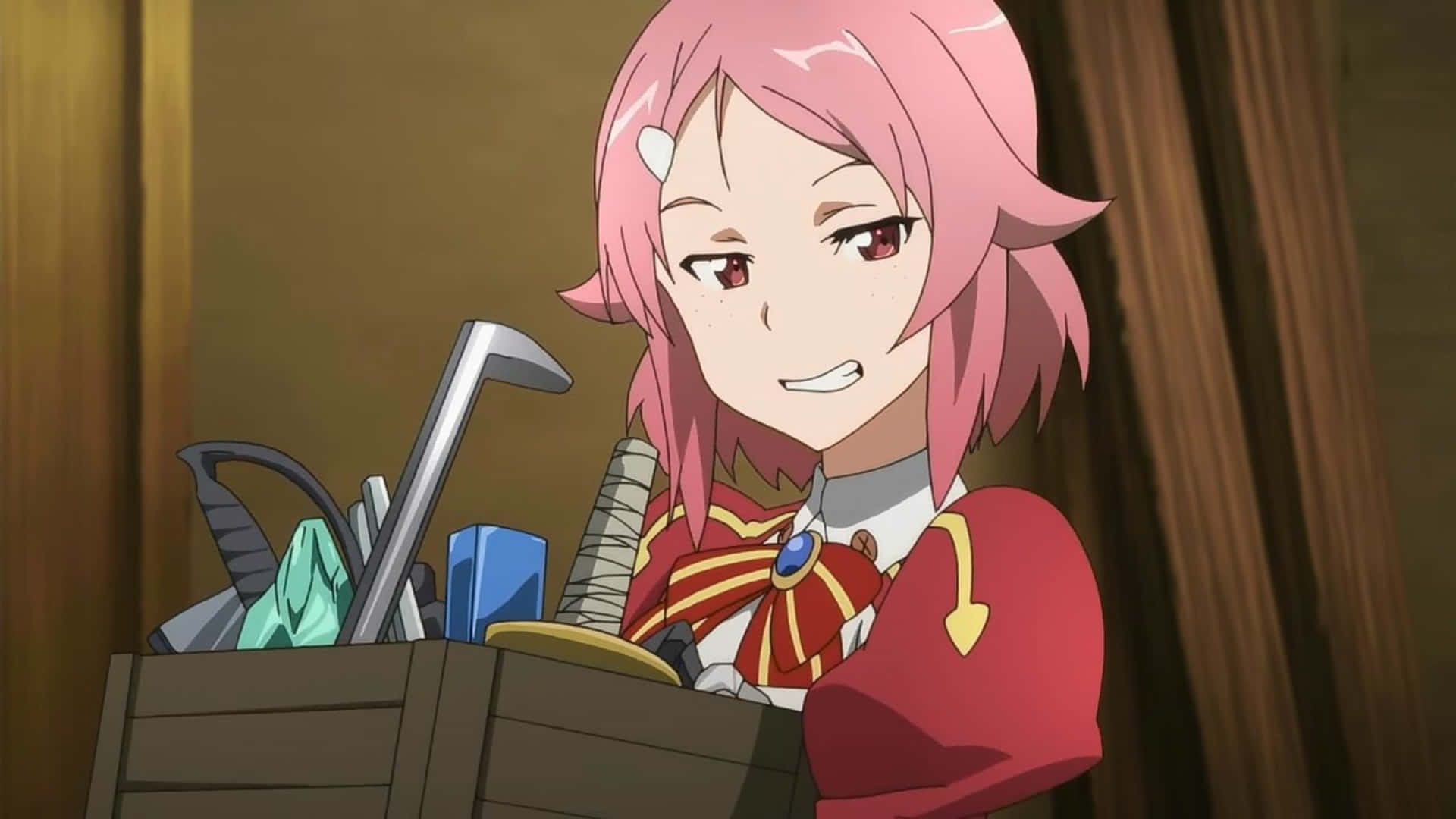 Sword Art Online Lisbeth 桌布 壁紙 — 一位粉紅色頭髮、身穿紅色盔甲、開心的動漫女孩，微笑著拿著一個裝滿工具的木箱。