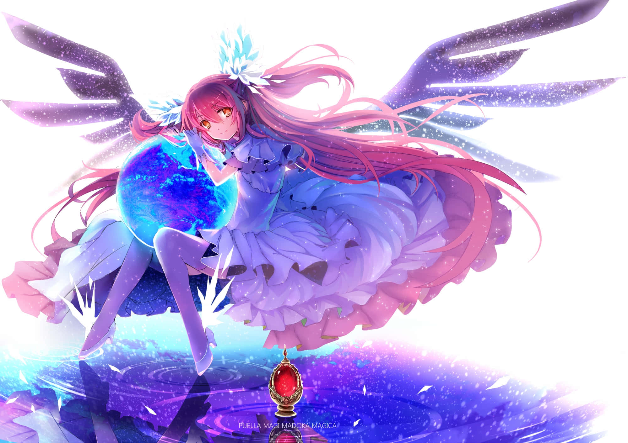 Madoka Magica 桌布 壁紙 — 一位粉紅色頭髮、閃亮翅膀的動漫女孩坐在魔法紫色平台上，懷抱著一個發光的藍色球體。