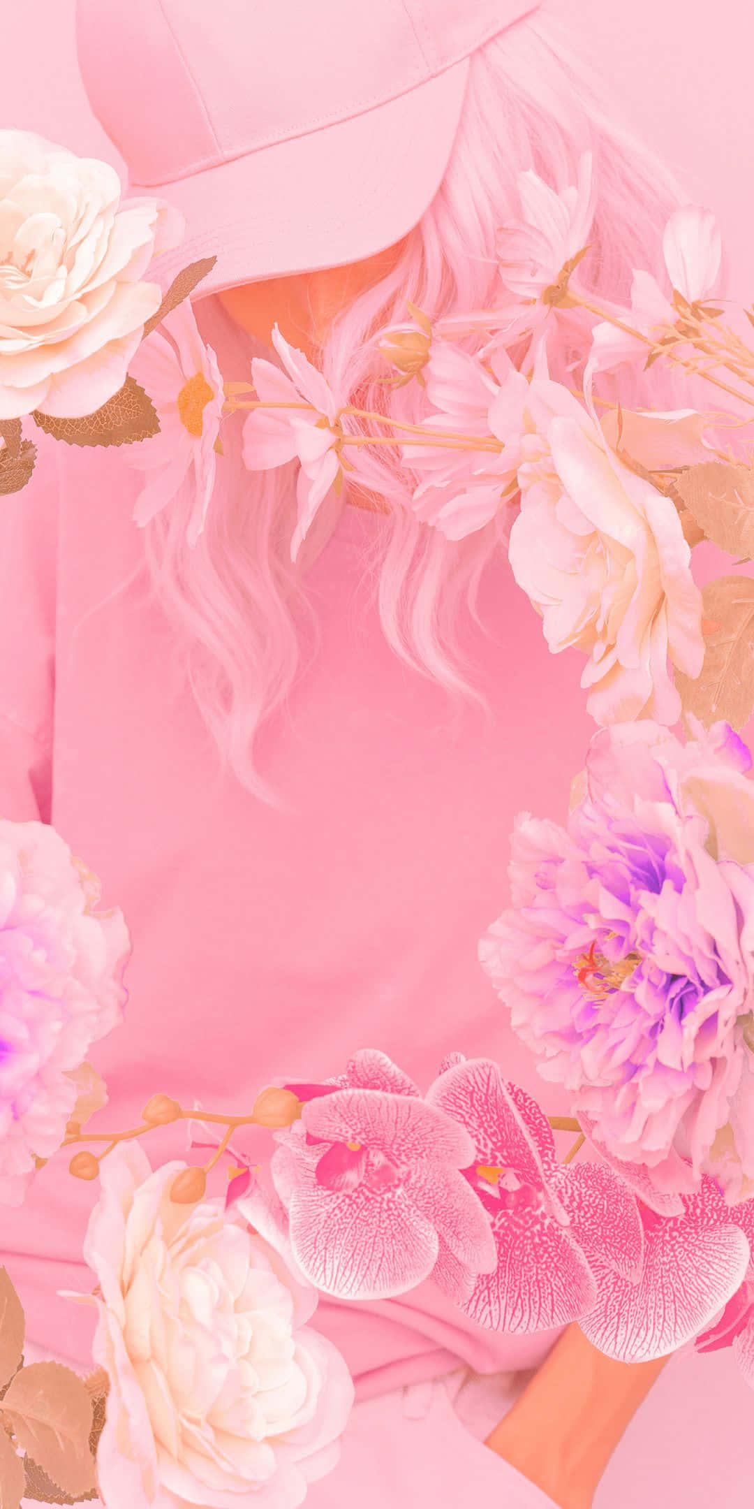 1080x2160 桌布 壁紙 — 一位粉紅色頭髮戴帽子的女士，被柔和的粉紅色和白色花朵框住，構成夢幻般的粉彩構圖。