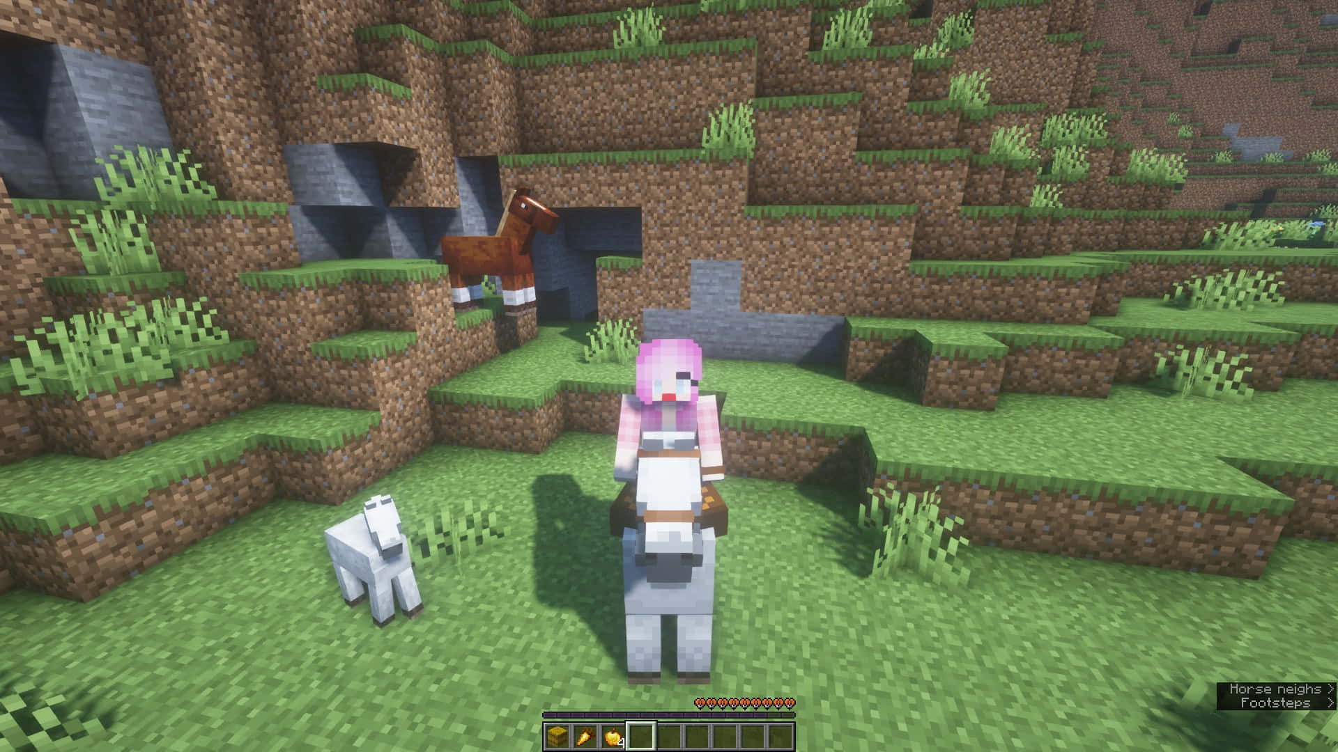 Minecraft Horses 桌布 壁紙 — 一位粉紅色頭髮的Minecraft玩家騎著一匹白馬穿過方塊狀的草地景觀，附近有另一匹馬和一隻羊。