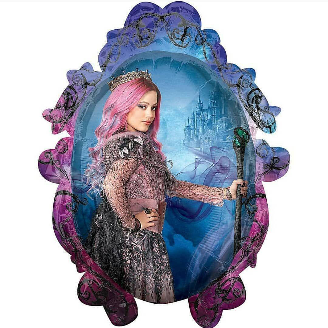Descendants 桌布 壁紙 — 一位粉紅色頭髮的公主穿著深色長袍，在華麗的紫色和藍色鏡框內手持權杖，背景是城堡。