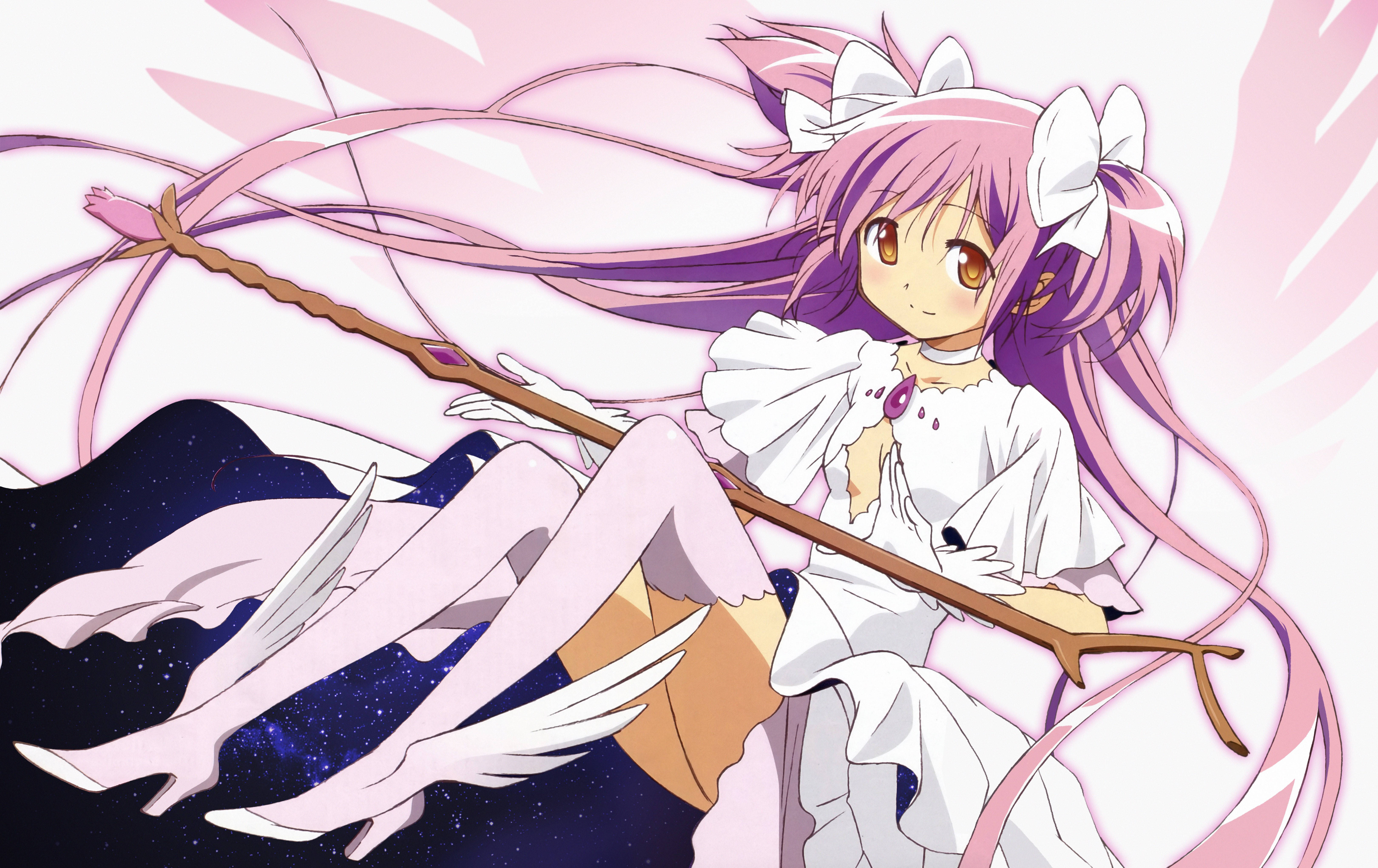 Madoka 桌布 壁紙 — 一位粉紅色頭髮的動漫女孩，擁有白色翅膀和法杖，在繁星點點的宇宙背景下優雅地漂浮。