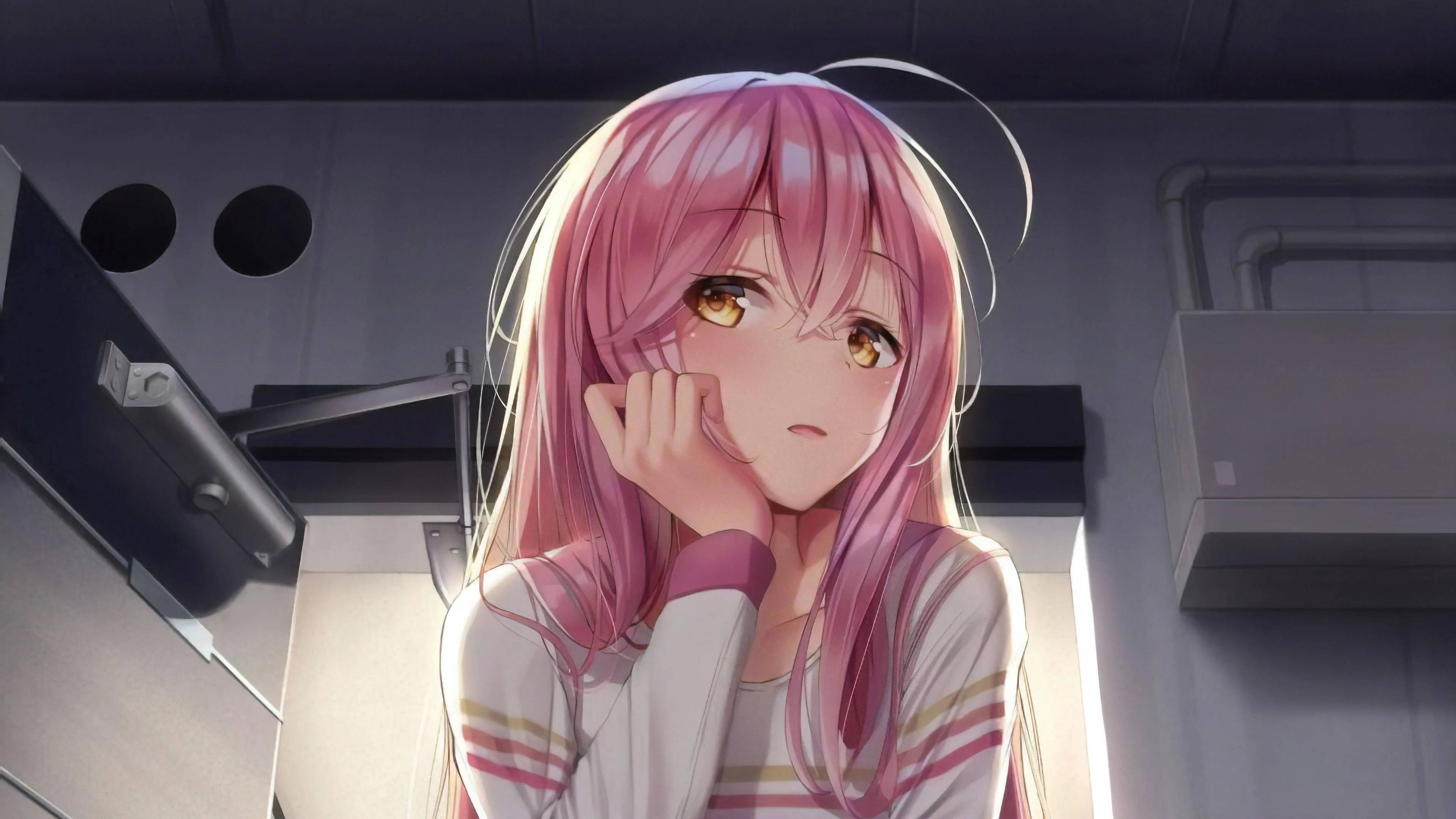Cute Pink Girl 桌布 壁紙 — 一位粉紅色頭髮的動漫女孩，琥珀色的眼睛，在一個光線昏暗、有工業管道和通風口的房間裡，用手托著下巴。