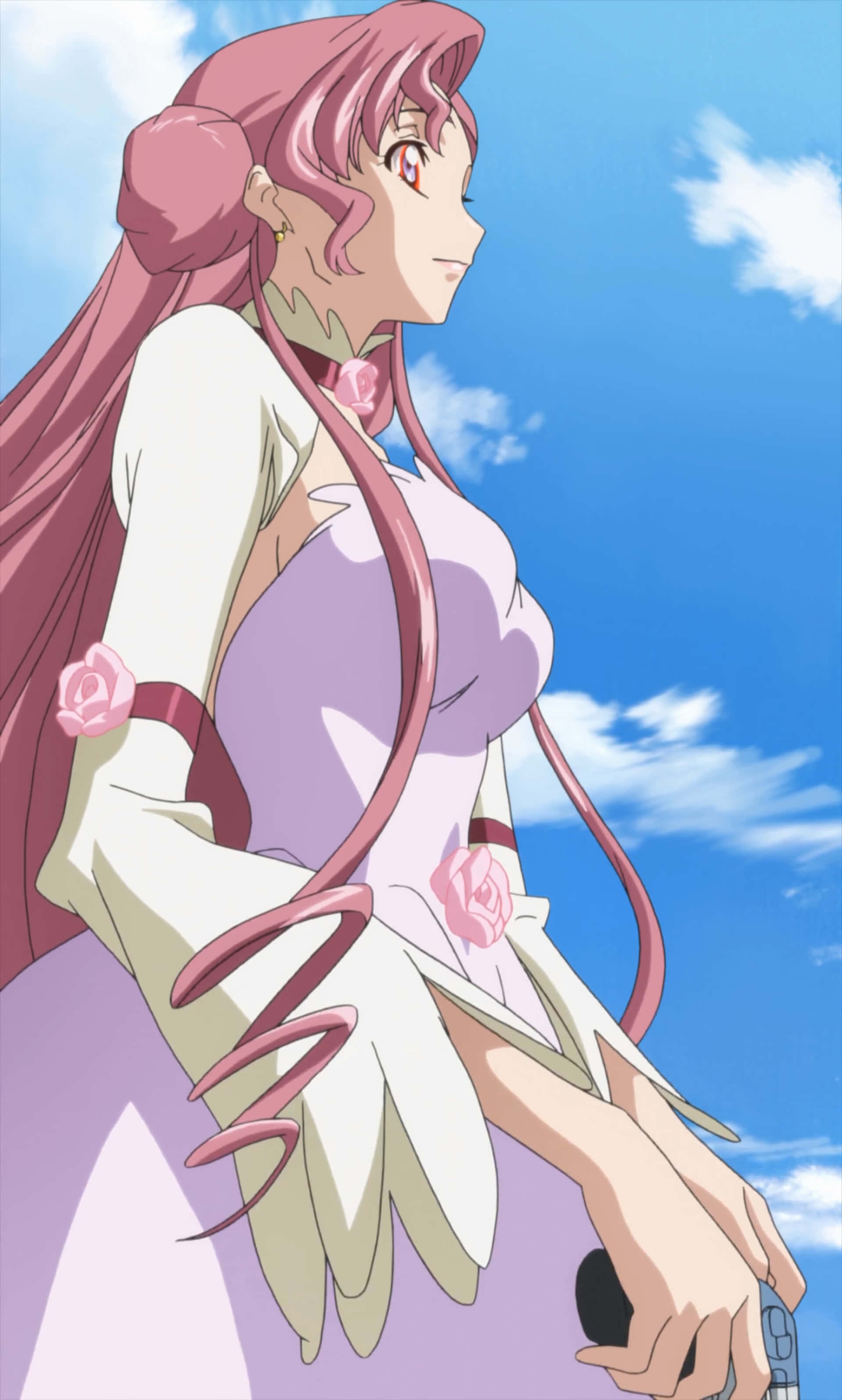 Euphemia Li Britannia 桌布 壁紙 — 一位粉紅色頭髮的動漫女孩，穿著帶有玫瑰裝飾的薰衣草色和白色連衣裙，站在有蓬鬆雲朵的明亮藍天下。