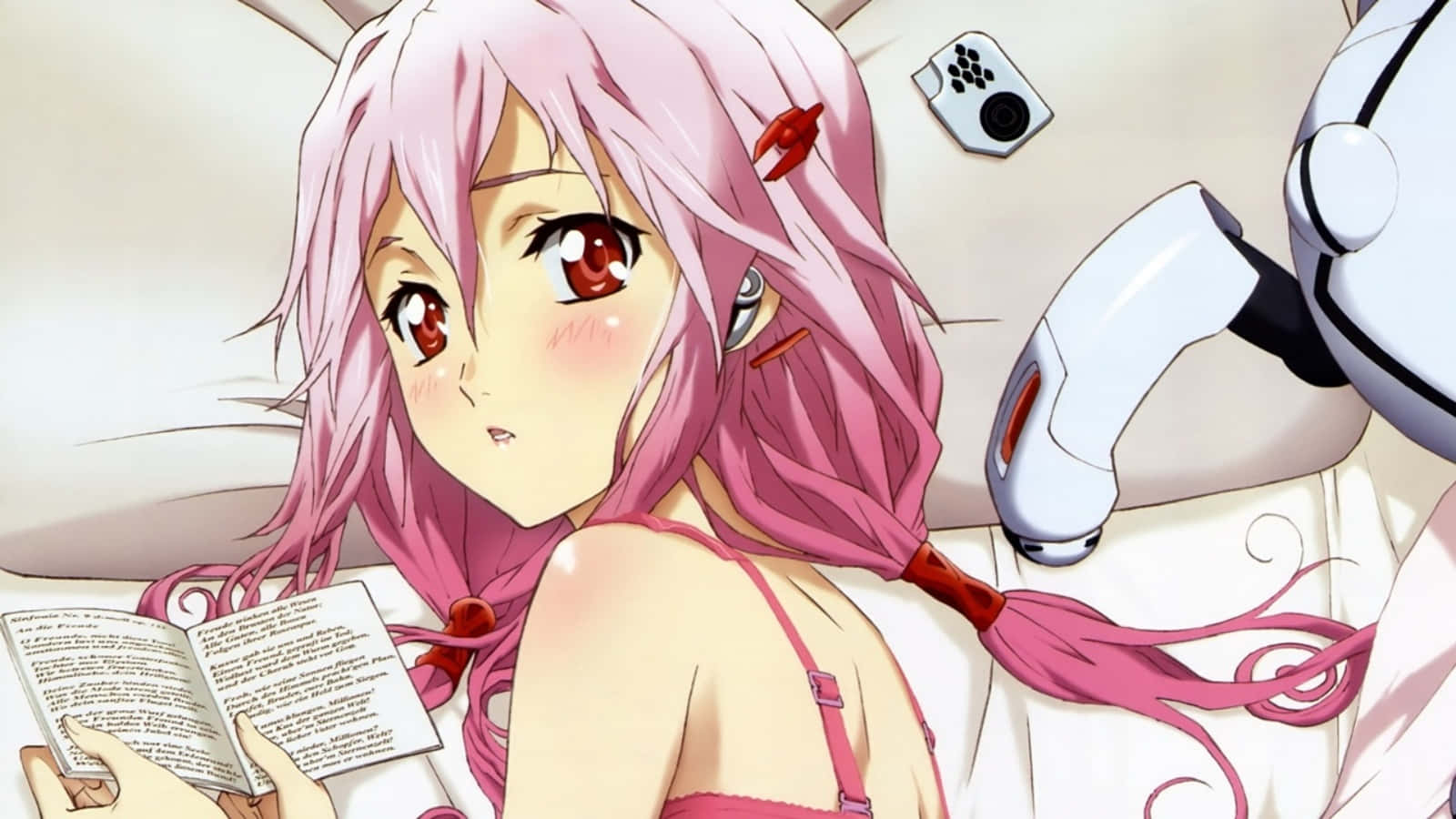 Guilty Crown 桌布 壁紙 — 一位粉紅色頭髮的動漫女孩，紅色眼睛，躺在沙發上，旁邊有一個白色機器人，正在看書。