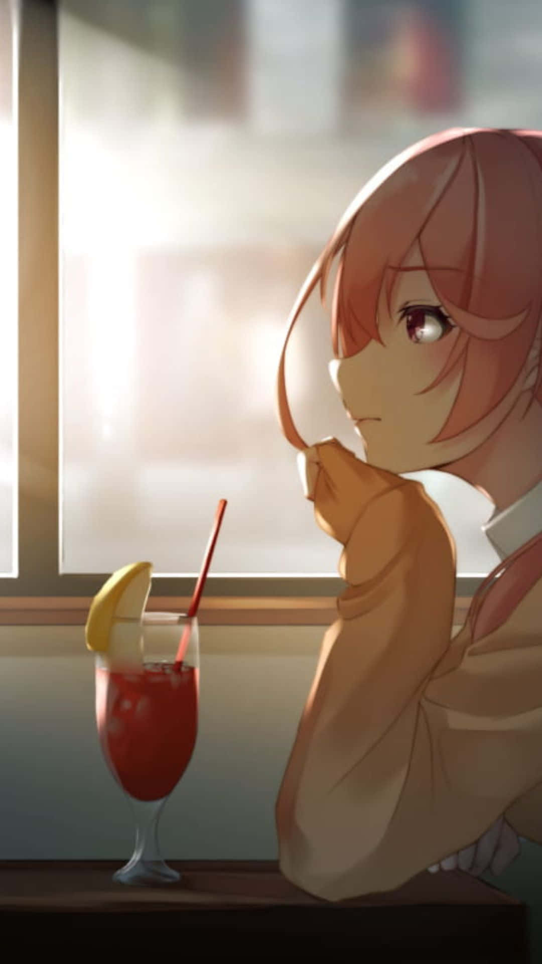Cute Anime Girl 桌布 壁紙 — 一位粉紅色頭髮的動漫女孩，若有所思地望著窗外，旁邊放著一杯有檸檬片的紅色飲料。