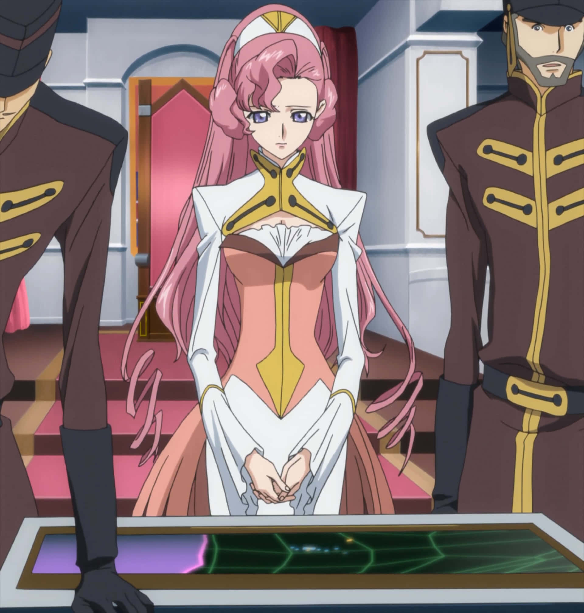 Euphemia Li Britannia 桌布 壁紙 — 一位粉紅色頭髮的動漫女孩，身穿白色和金色的服裝，莊嚴地站在兩個穿制服的守衛之間，身處一個華麗的房間。