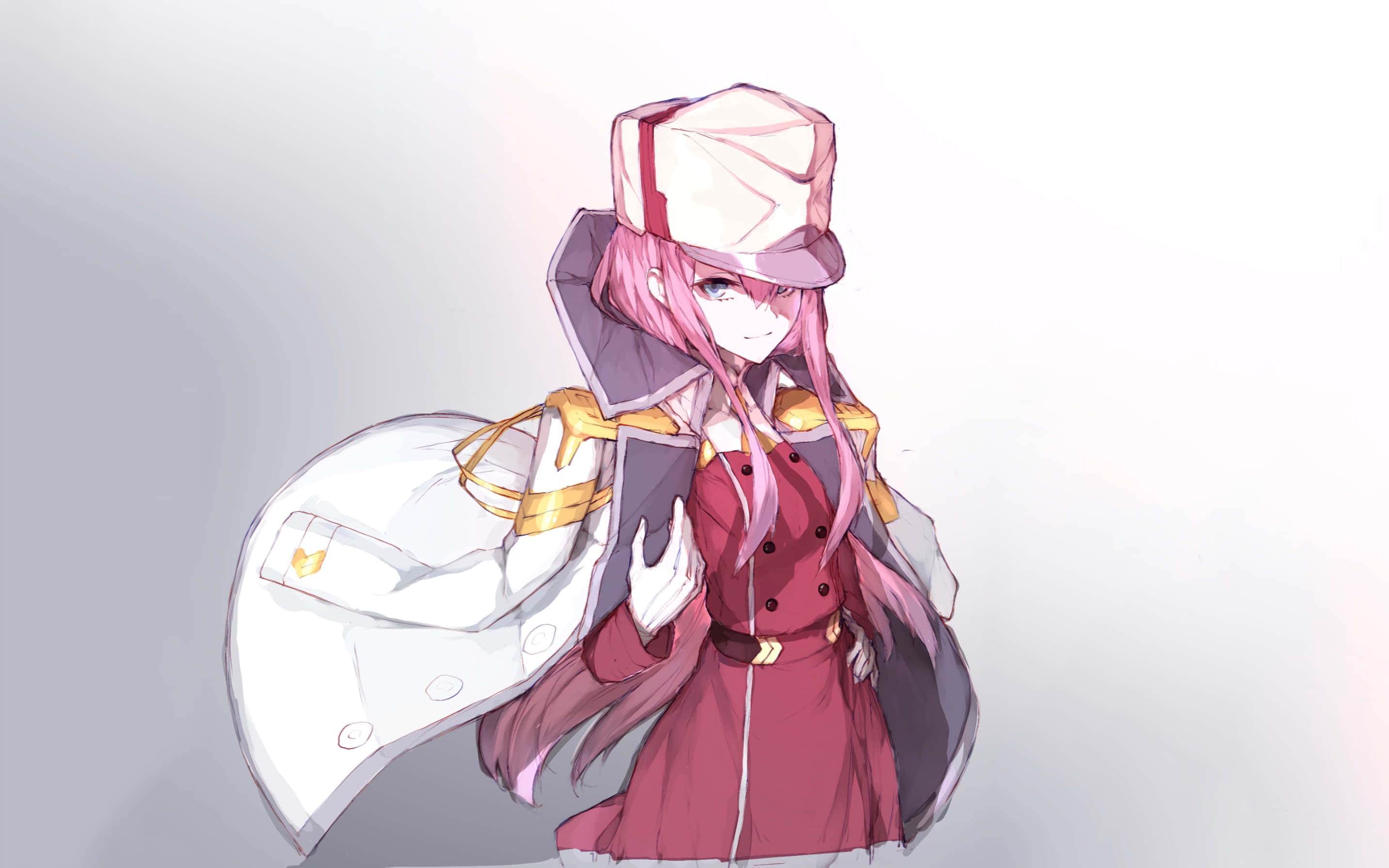 DARLING in the FRANXX 桌布 壁紙 — 一位粉紅色頭髮的動漫女孩，身穿紅色外套和白色帽子，自信地站在柔和的漸變背景前。
