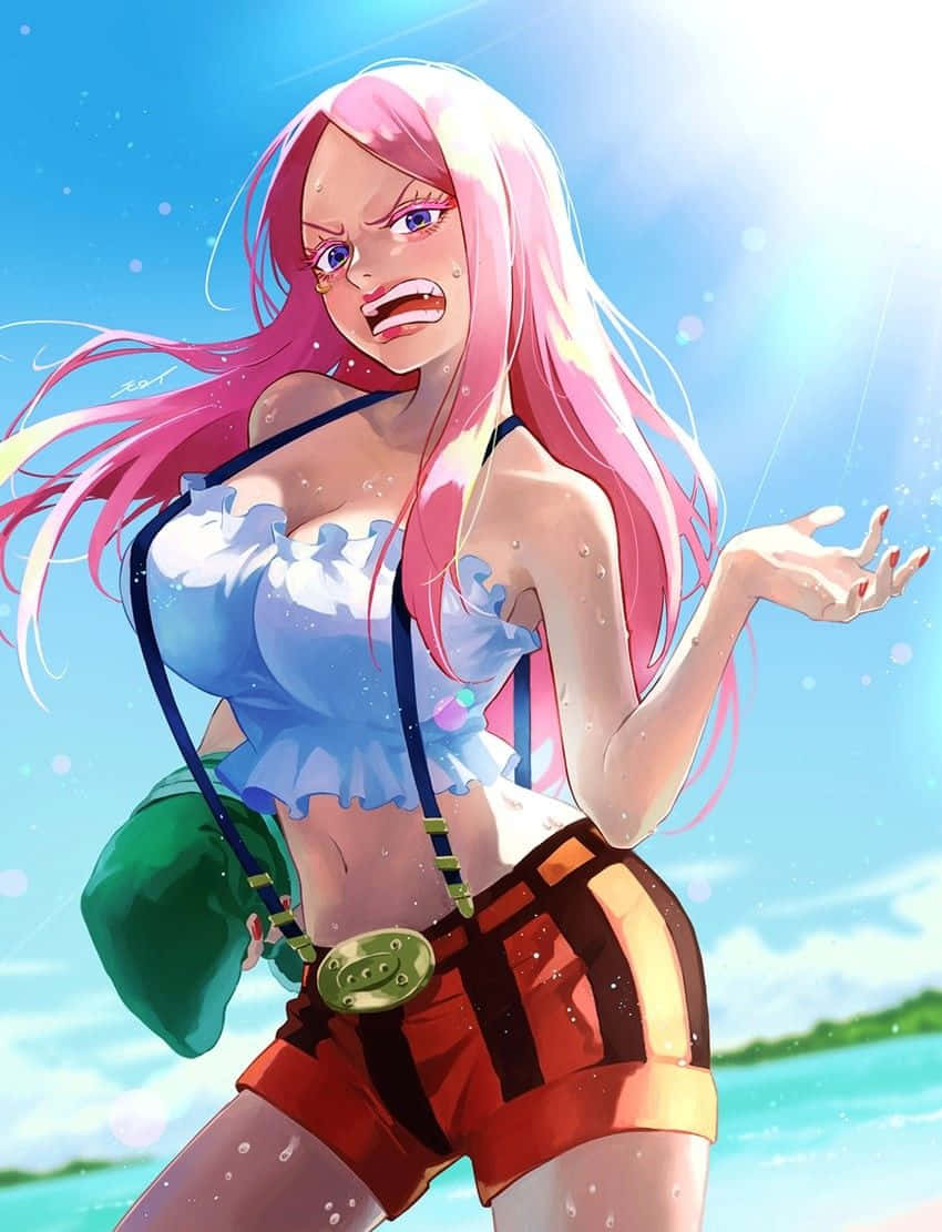 Jewelry Bonney 桌布 壁紙 — 一位粉紅色頭髮的動漫女孩，身穿藍色上衣和紅色短褲，憤怒地站在陽光明媚的海灘上，周圍有飛濺的水滴。