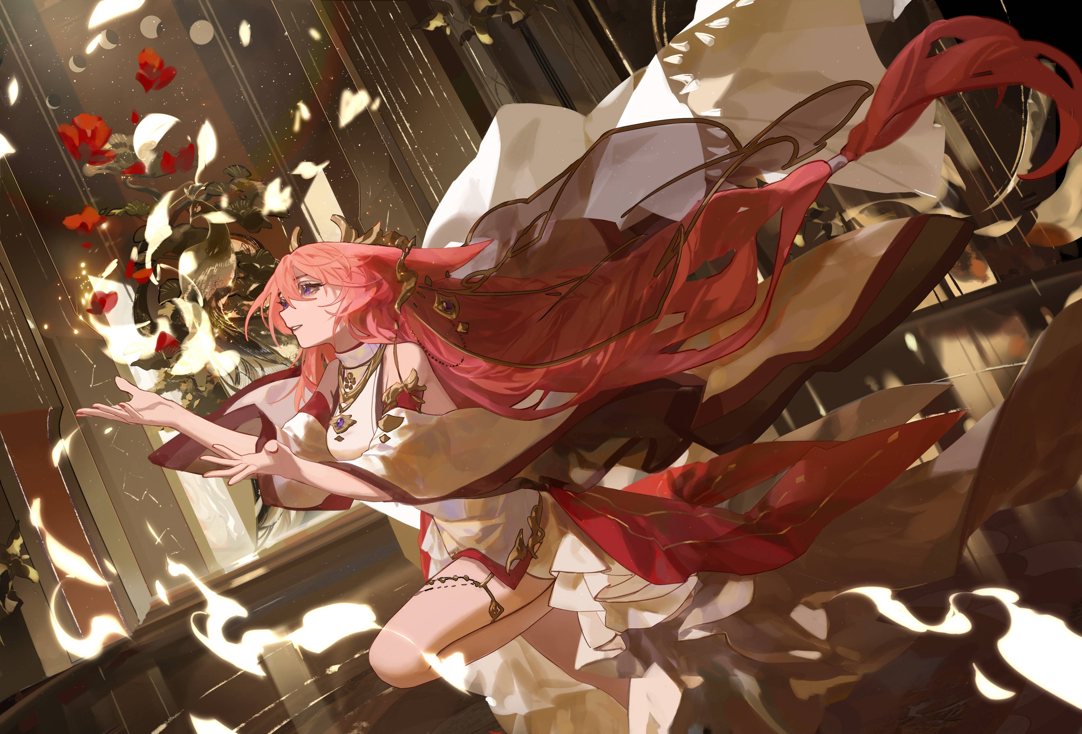 Miko 桌布 壁紙 — 一位粉紅色頭髮的動漫女孩，身穿飄逸的紅白長袍，在飄落的花瓣和金色光芒中優雅地漂浮。