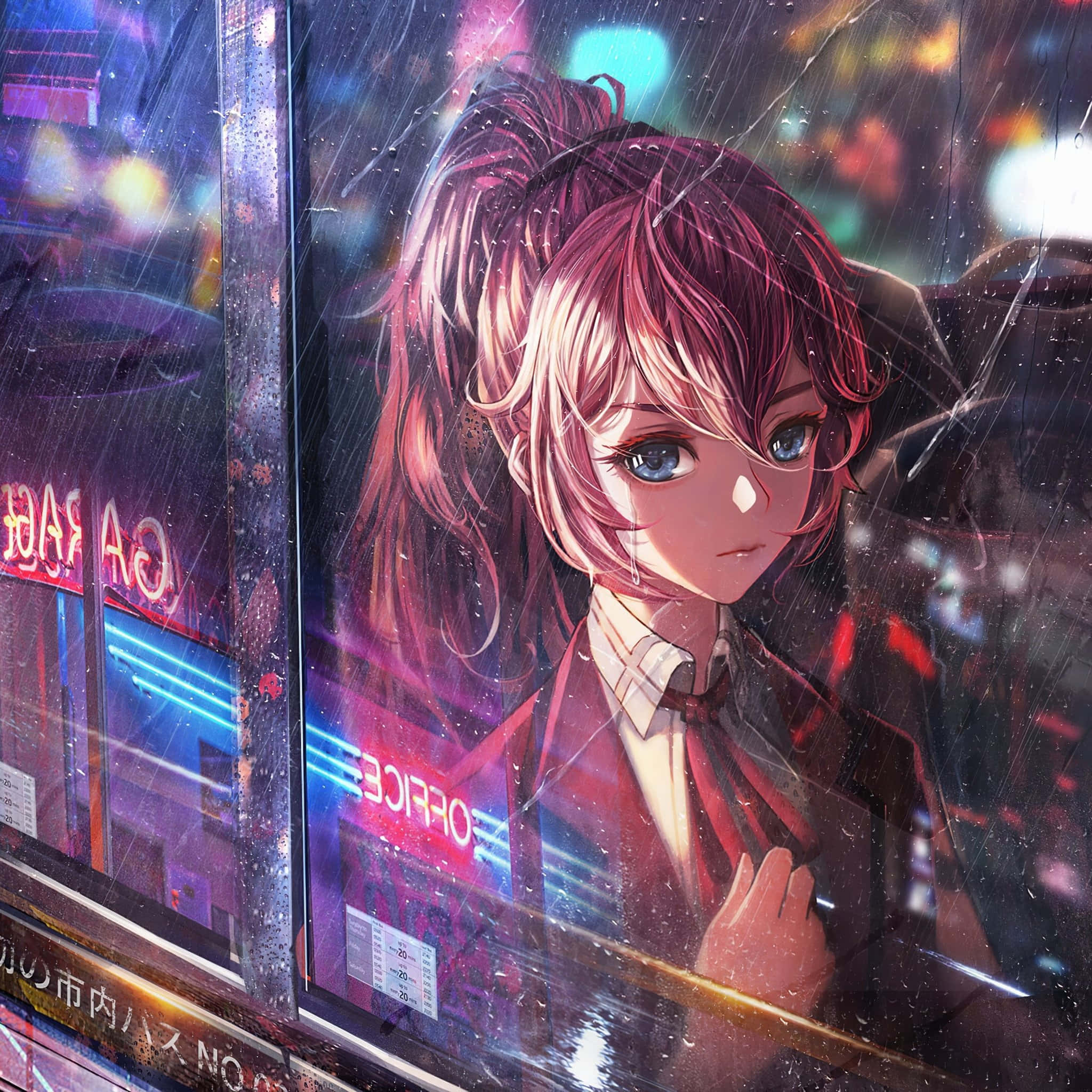桌布 壁紙 — 一位粉紅色頭髮的動漫女孩，透過濺滿雨水的窗戶凝視著被紫色和藍色燈光照亮的霓虹城市景觀。