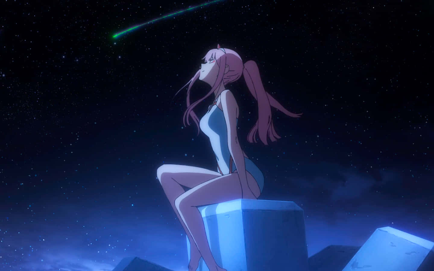 DARLING in the FRANXX 桌布 壁紙 — 一位粉紅色頭髮的動漫女孩坐在發光的藍色方塊上，凝視著一顆流星劃過繁星點點的夜空。