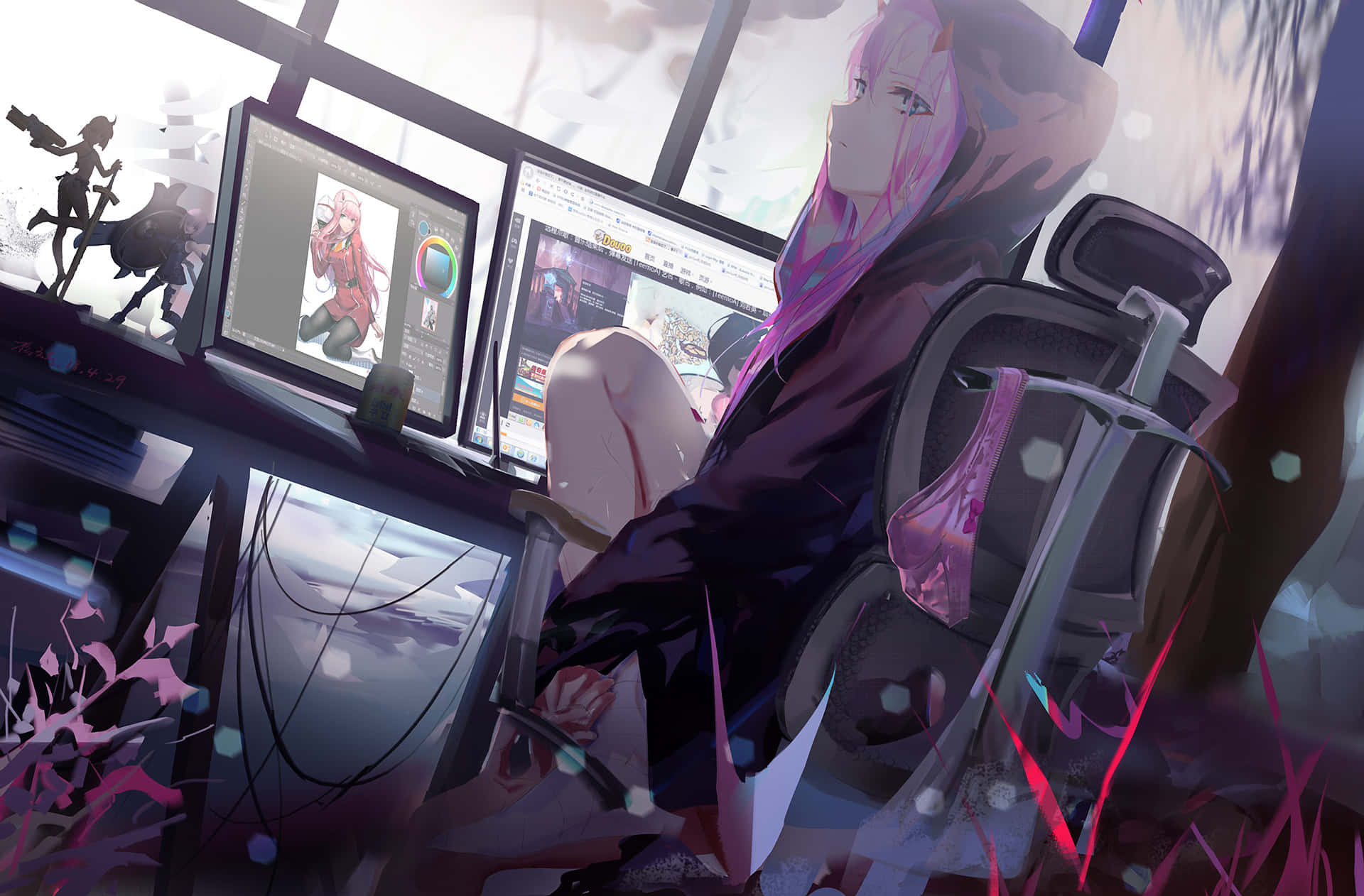 DARLING in the FRANXX 桌布 壁紙 — 一位粉紅色頭髮的動漫女孩坐在電競椅上，面前是雙顯示器，在陽光明媚的房間裡顯示數位藝術。