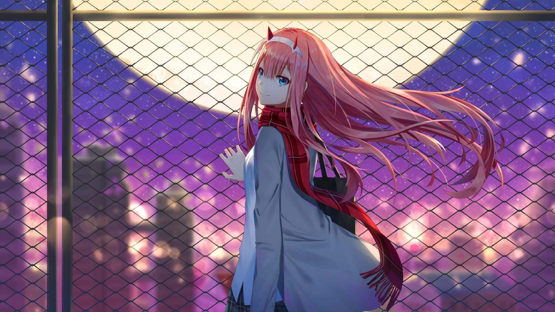 Zero Two Aesthetic 桌布 壁紙 — 一位粉紅色頭髮的動漫女孩戴著紅色圍巾，在紫色星空下閃爍的月亮旁靠著鐵絲網圍欄。