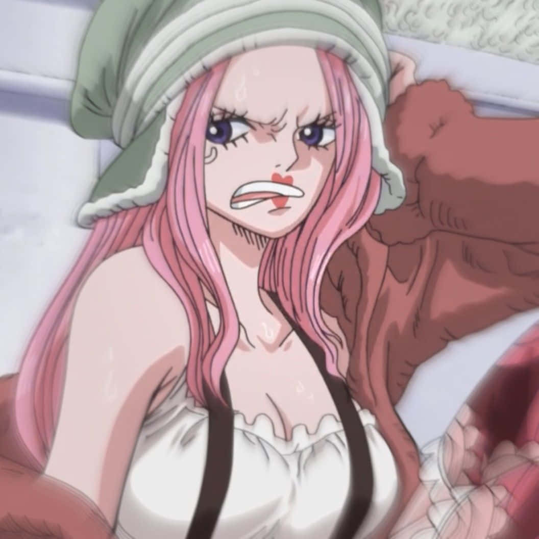 Jewelry Bonney 桌布 壁紙 — 一位粉紅色頭髮的動漫女孩戴著綠色帽子躺在床上，臉上流汗，看起來很生氣。
