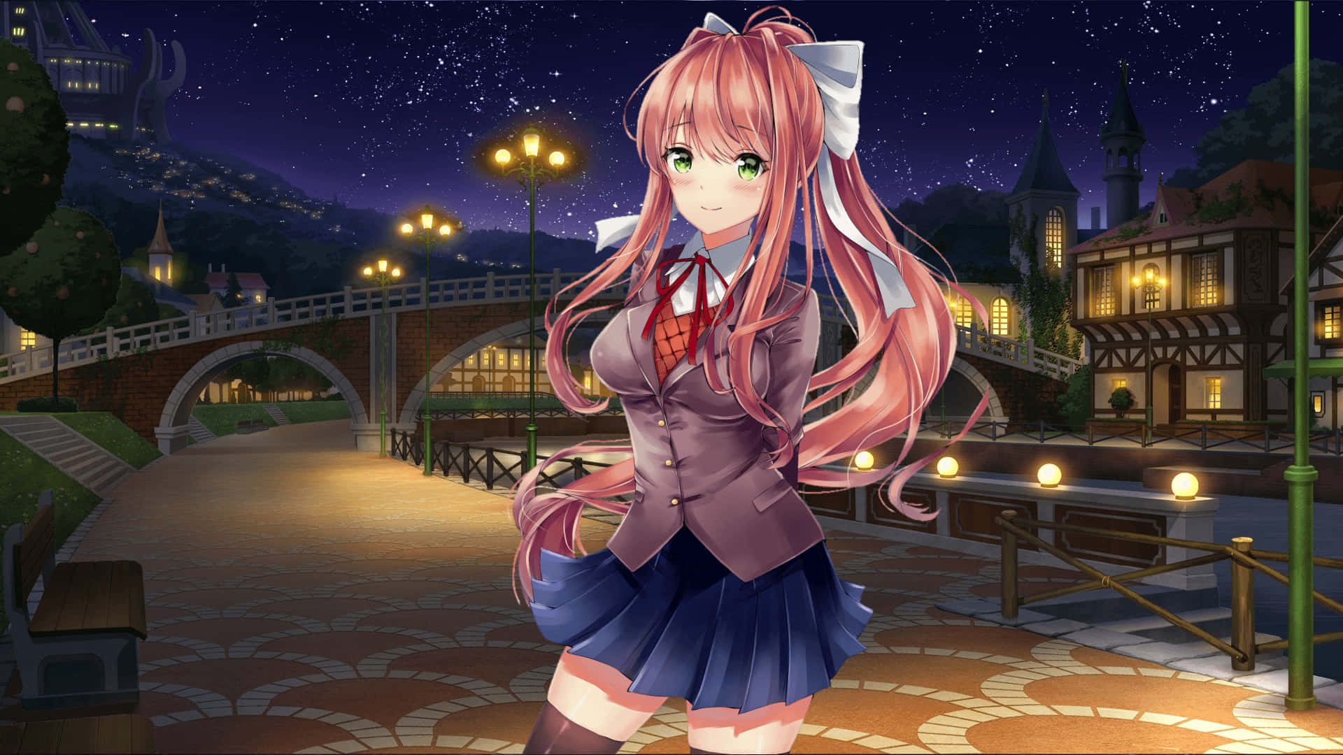 動漫女孩 桌布 壁紙 — 一位粉紅色頭髮的動漫女孩穿著校服，在星空下微笑地站在點亮的橋樑和歐式建築旁。