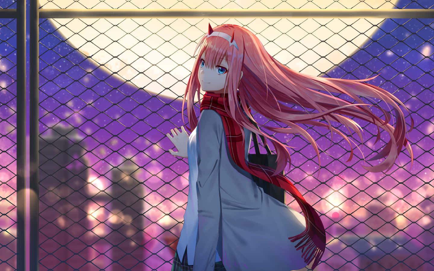 DARLING in the FRANXX 桌布 壁紙 — 一位粉紅色頭髮的動漫女孩穿著校服，站在鐵絲網圍欄後面，背景是發光的紫色夜空和一輪巨大的月亮。