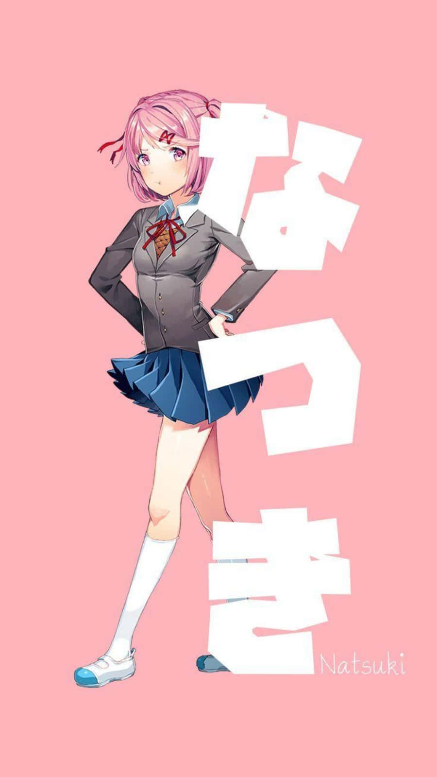 動漫女孩 桌布 壁紙 — 一位粉紅色頭髮的動漫女孩穿著校服，自信地站在純粉紅色背景前，上面有大型白色日文字。