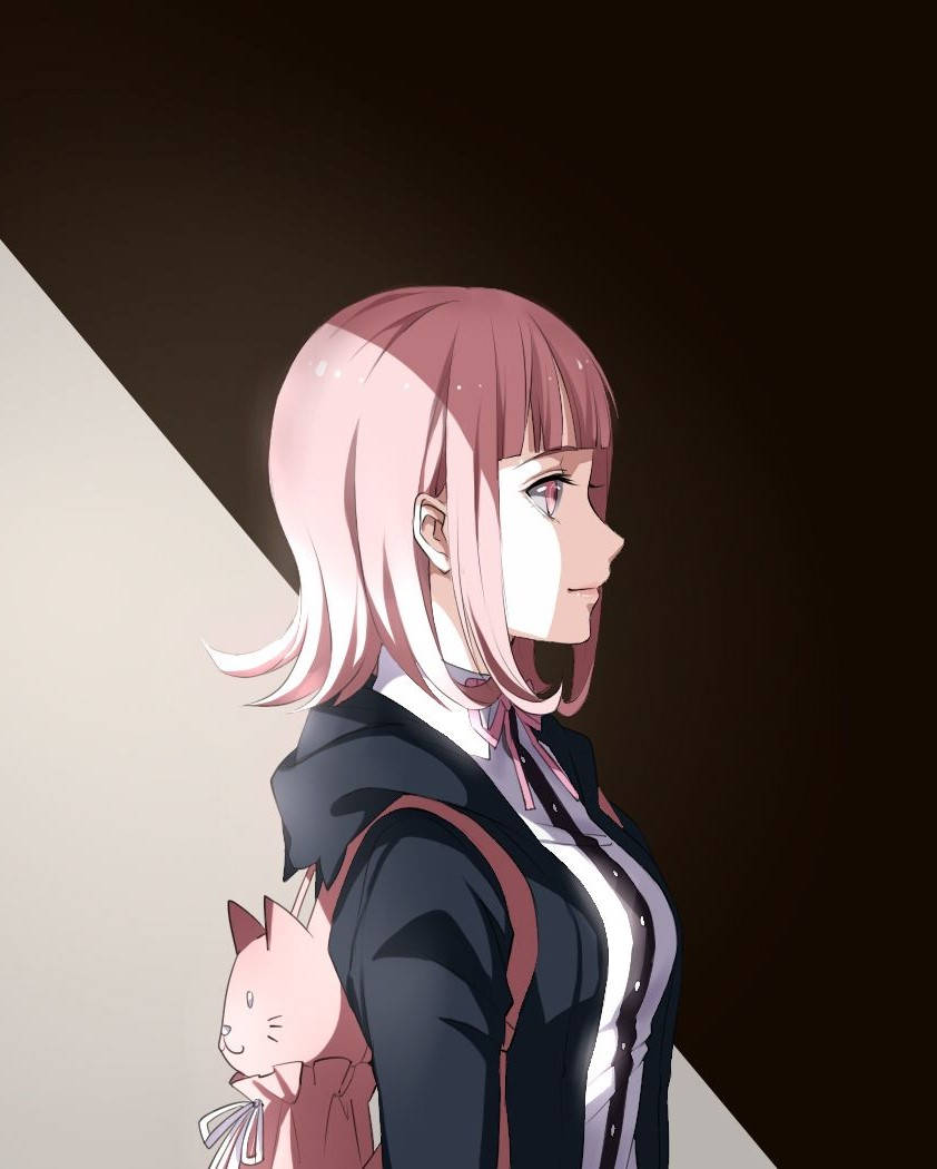 Chiaki 桌布 壁紙 — 一位粉紅色頭髮的動漫女孩穿著深色連帽衫，背著粉紅色貓咪背包，在鮮明的對角線光影背景下溫柔微笑。