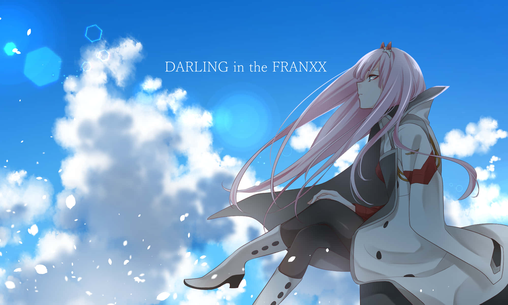 DARLING in the FRANXX 桌布 壁紙 — 一位粉紅色頭髮的動漫女孩穿著白色外套，在藍天白雲和飄落花瓣的背景下優雅地漂浮。