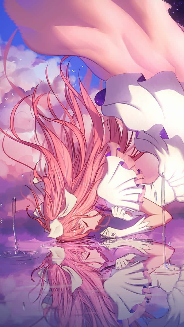 puella magi madoka magica 桌布 壁紙 — 一位粉紅色頭髮的動漫女孩穿著白色連衣裙，在水中倒立漂浮，她的倒影映襯在夢幻般的紫色天空上。