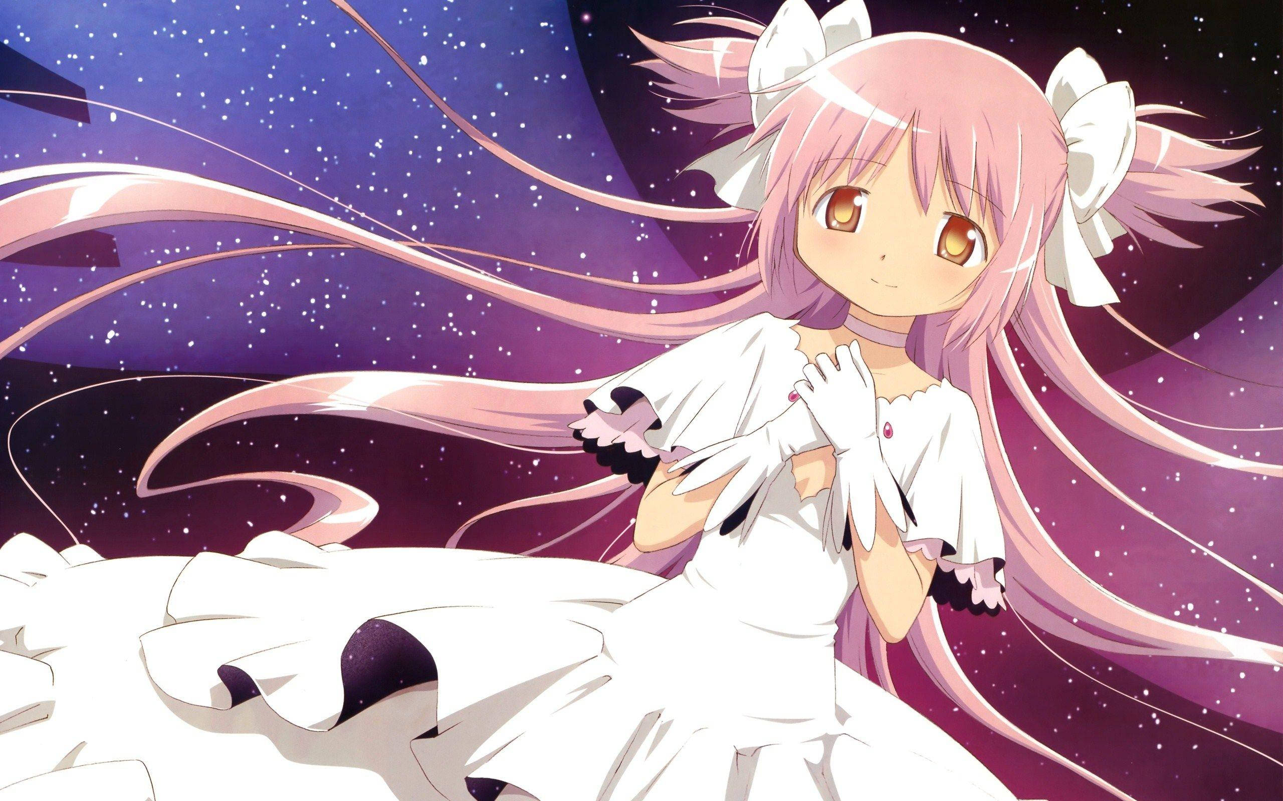 Madoka 桌布 壁紙 — 一位粉紅色頭髮的動漫女孩穿著白色連衣裙，在繁星點點的紫色宇宙背景下，伴隨著飄逸的絲帶，溫柔地微笑。