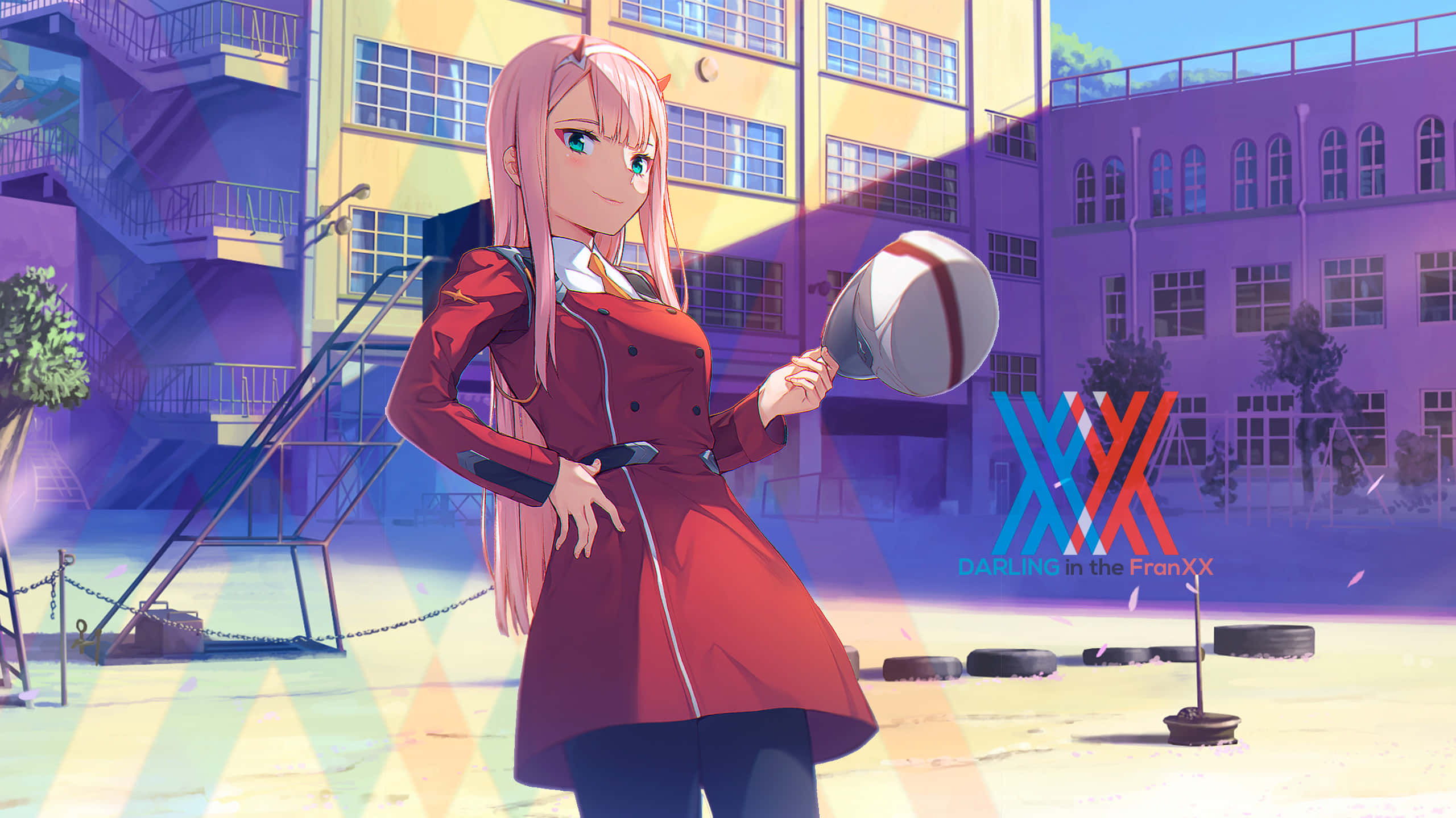 DARLING in the FRANXX 桌布 壁紙 — 一位粉紅色頭髮的動漫女孩穿著紅色校服，在色彩繽紛的校園裡，在充滿活力的天空下拿著頭盔。