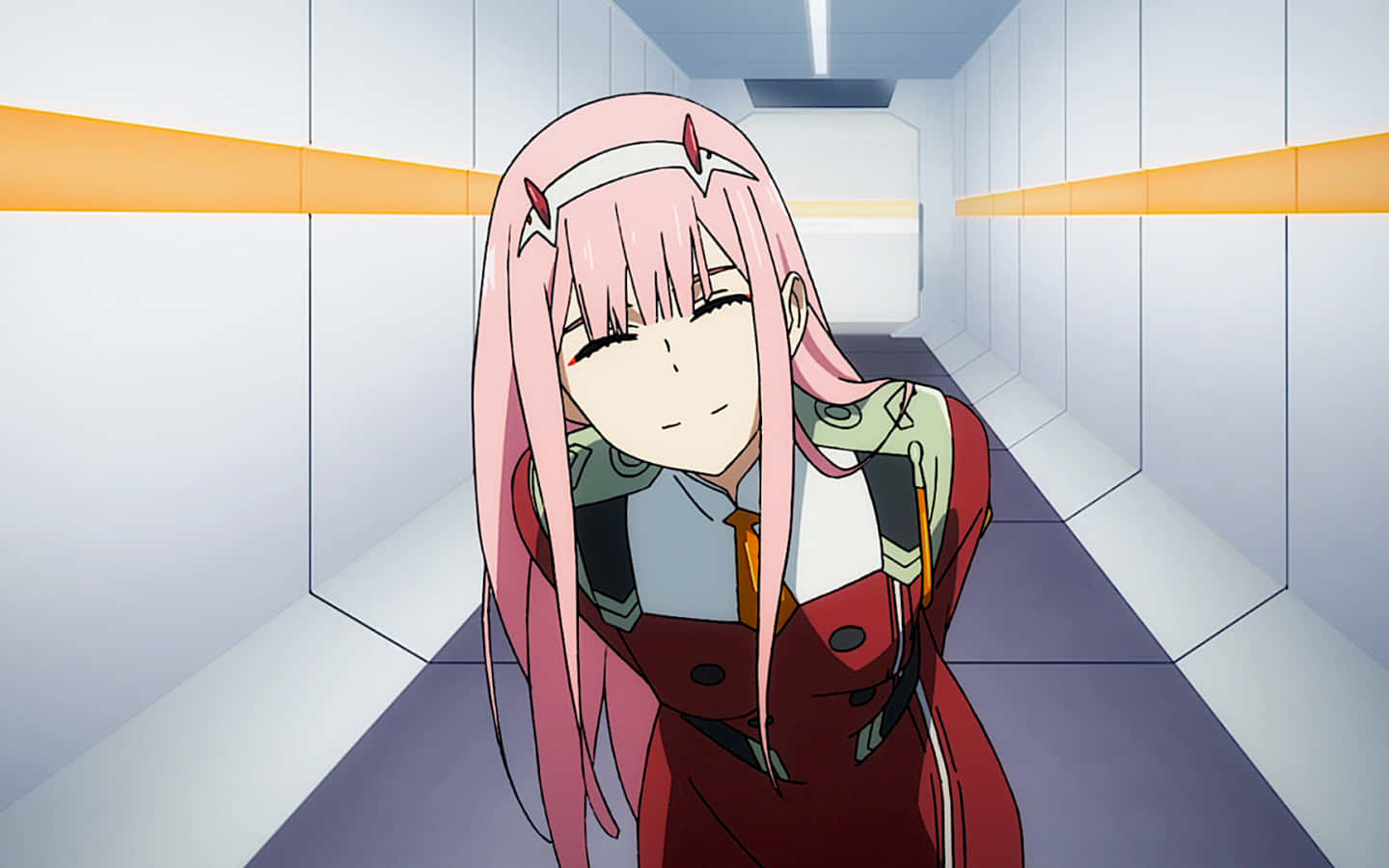 DARLING in the FRANXX 桌布 壁紙 — 一位粉紅色頭髮的動漫女孩穿著紅色制服，在帶有橙色條紋的潔白走廊上溫柔地微笑。