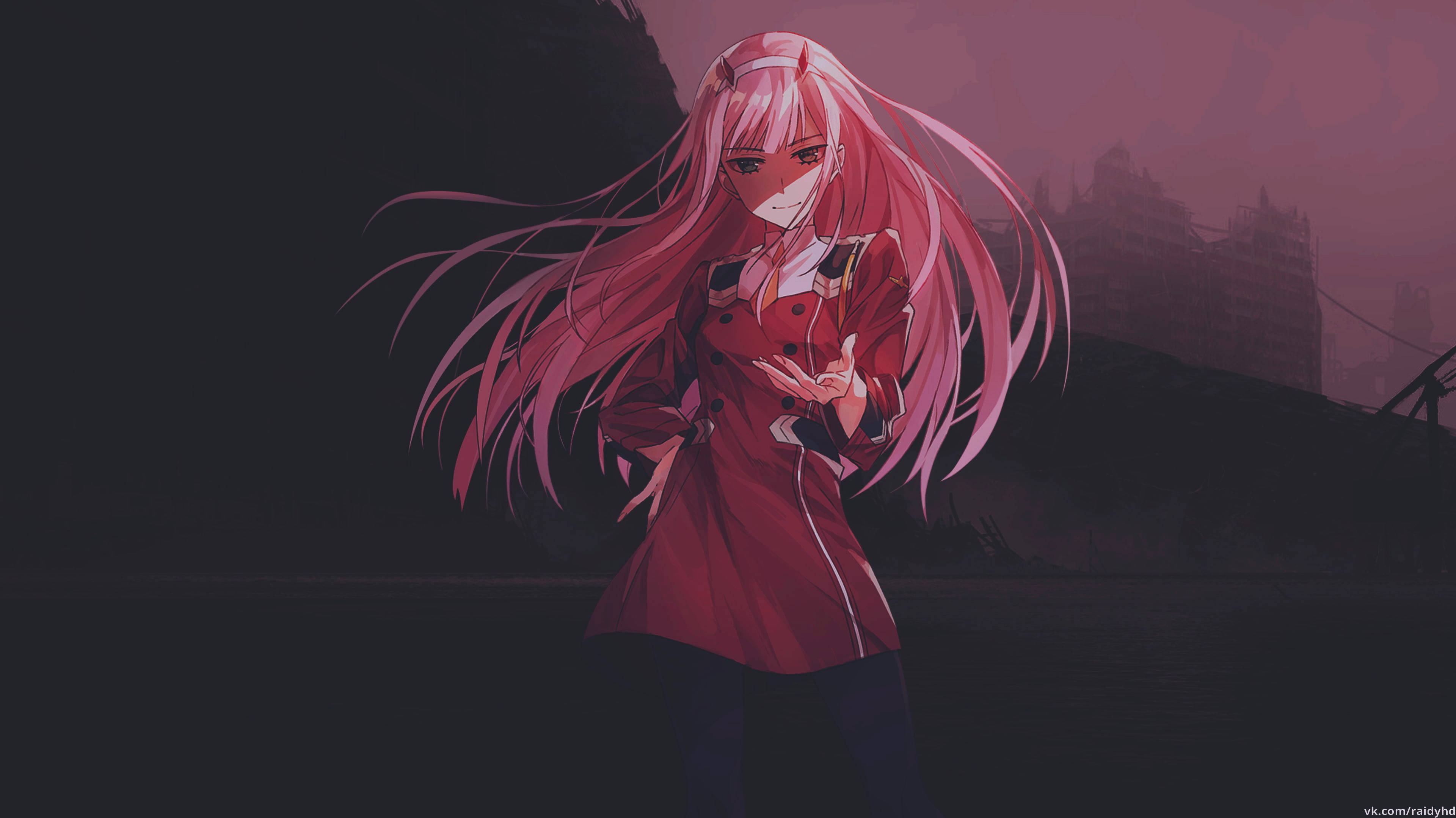 Anime Pc 桌布 壁紙 — 一位粉紅色頭髮的動漫女孩穿著紅色外套，站在血紅色天空下黑暗朦朧的城市景觀前。