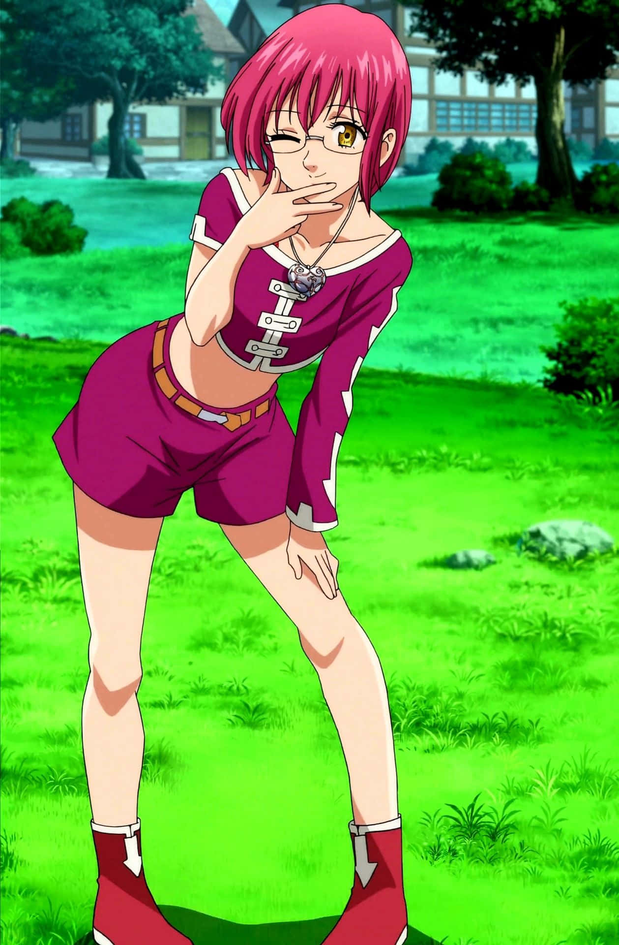 Seven Deadly Sins Gowther 桌布 壁紙 — 一位粉紅色頭髮的動漫女孩穿著紫色服裝，在充滿活力的綠色草坪上俏皮地擺姿勢，背景有房屋。